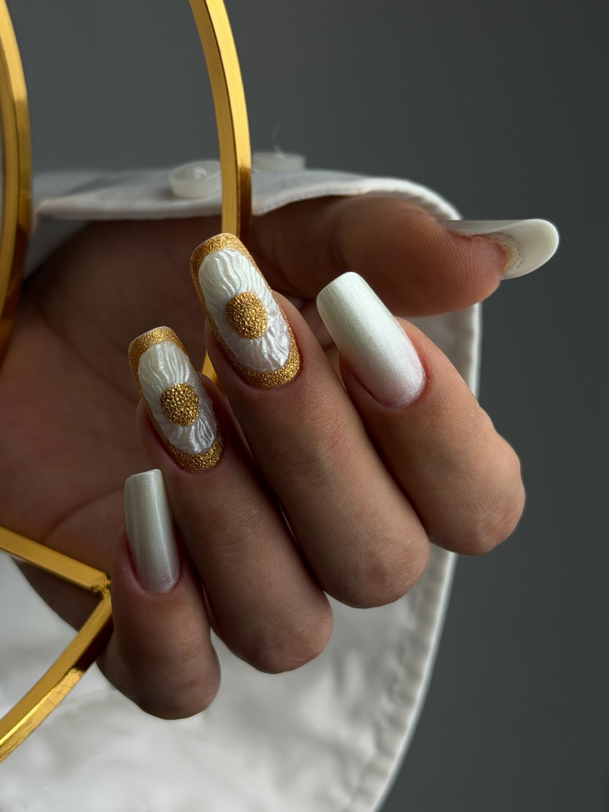 Почему молочный маникюр весной смотрится дороже нюда