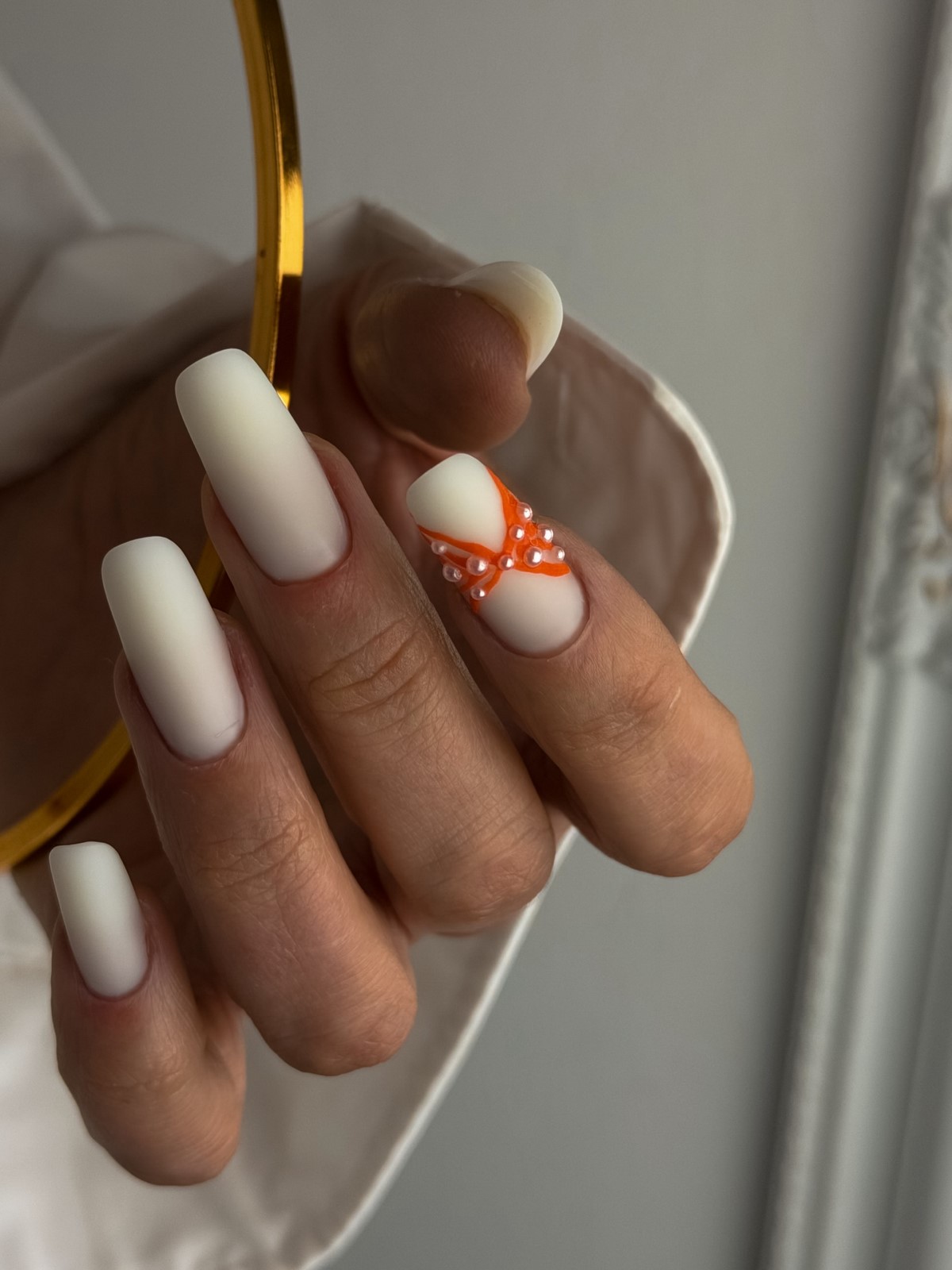 Почему молочный маникюр весной смотрится дороже нюда