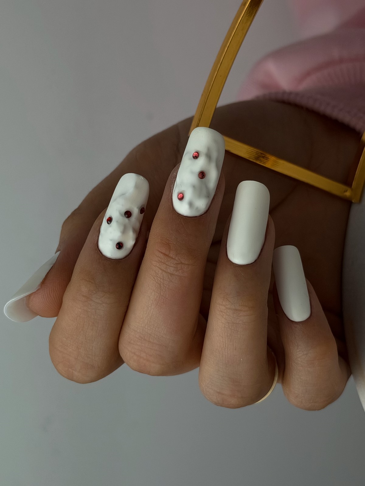 Почему молочный маникюр весной смотрится дороже нюда