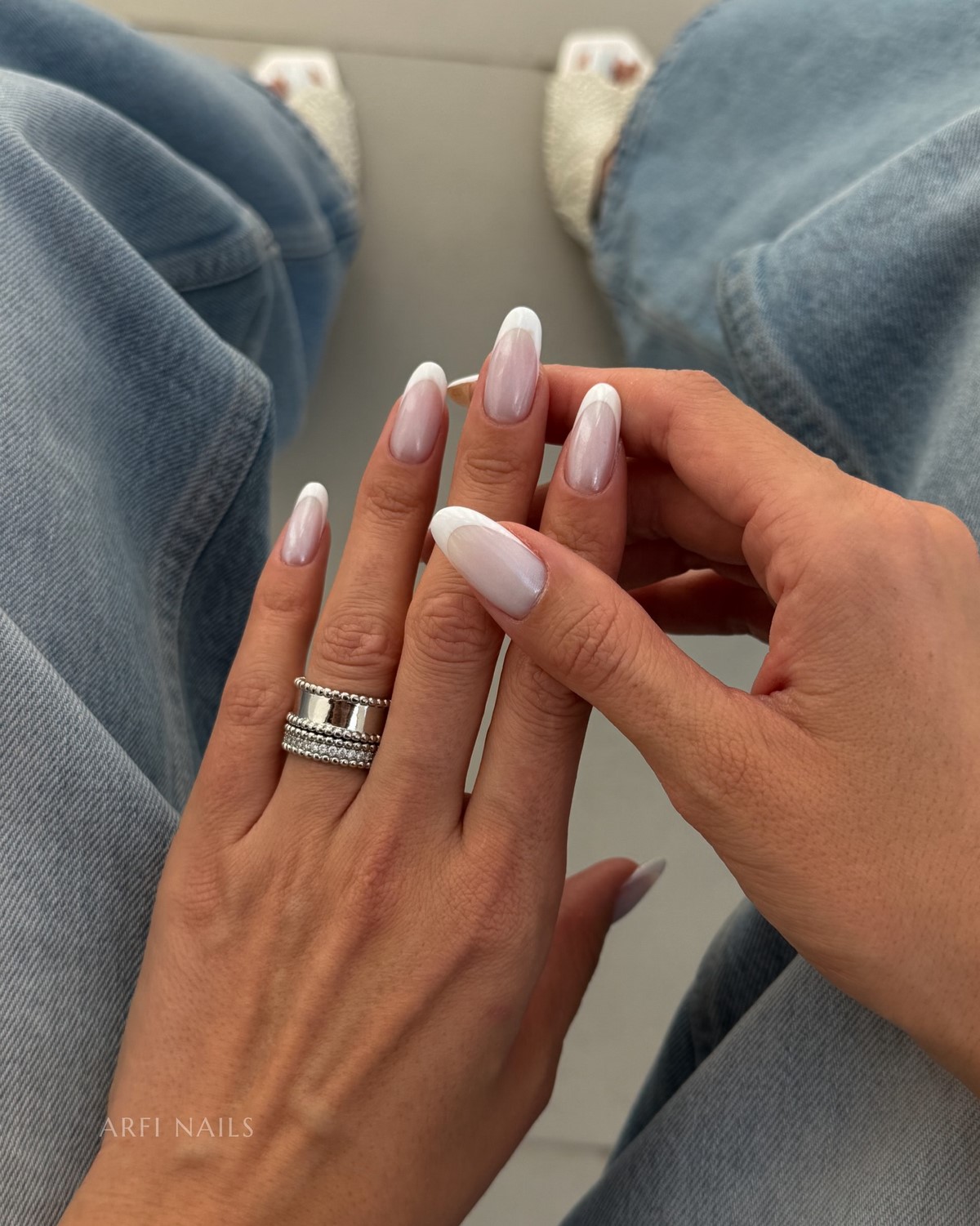 Почему молочный маникюр весной смотрится дороже нюда