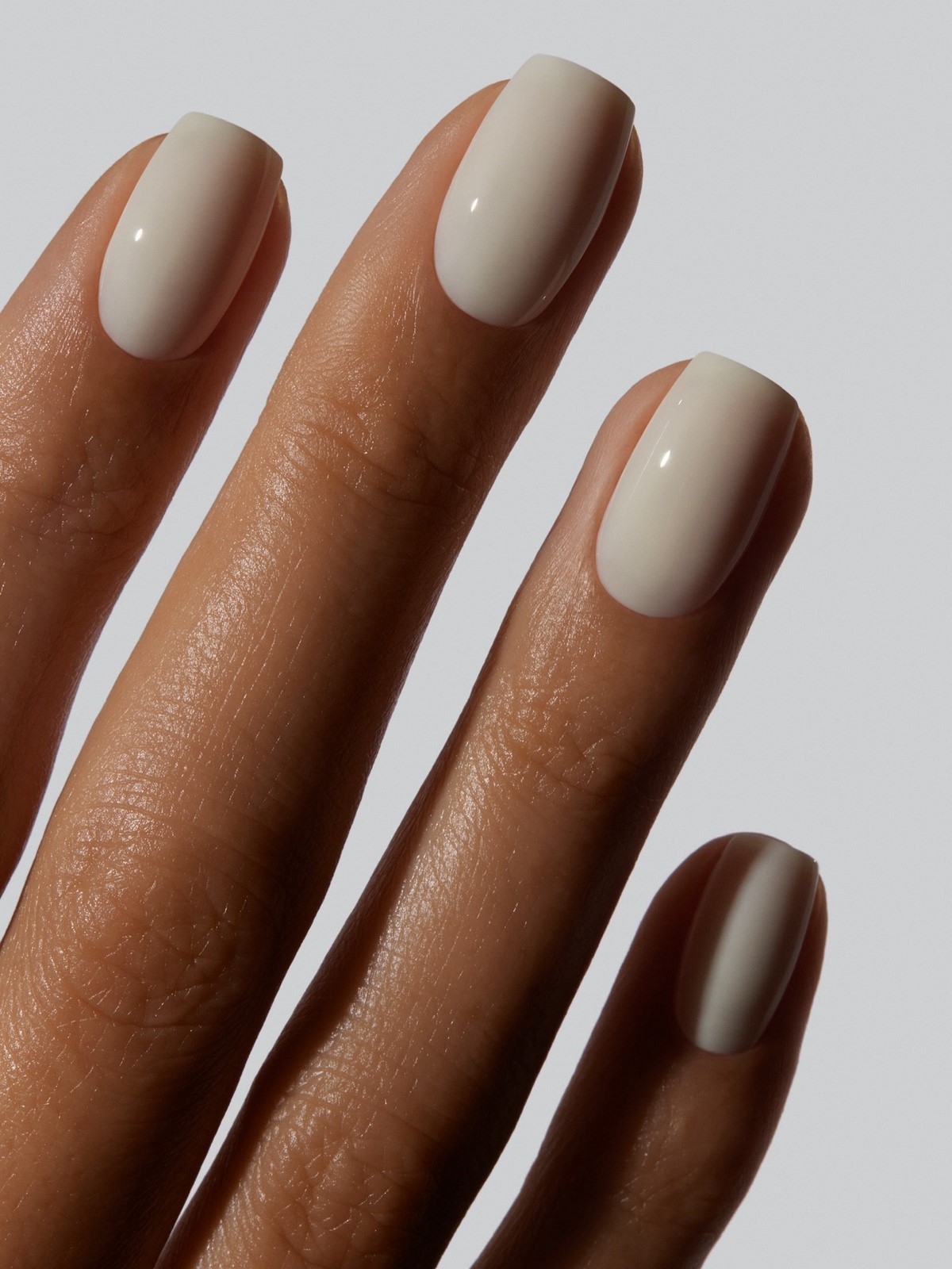 Нежный маникюр без дизайна: оттенки, которые выглядят аккуратно и стильно