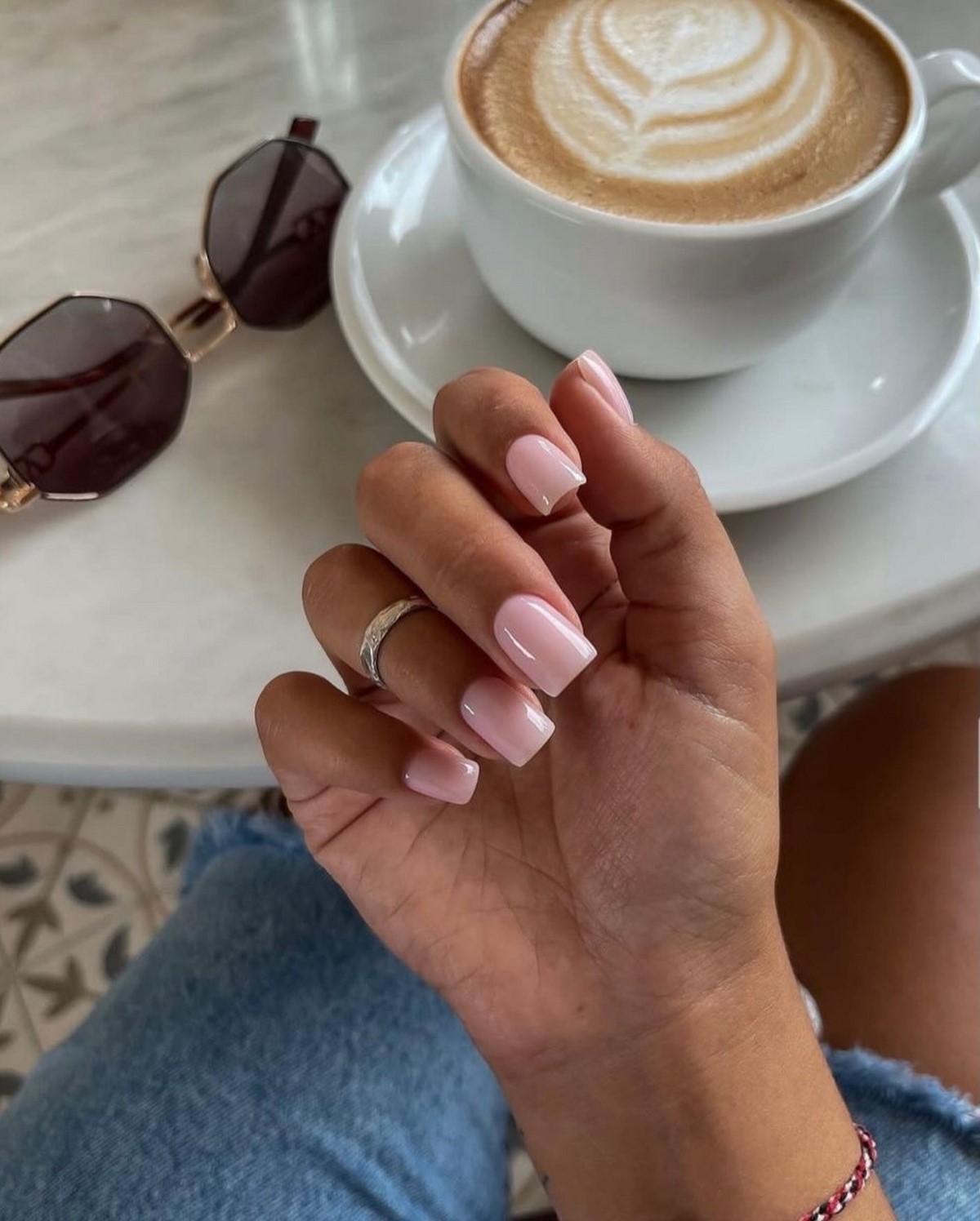 Нежный маникюр без дизайна: оттенки, которые выглядят аккуратно и стильно