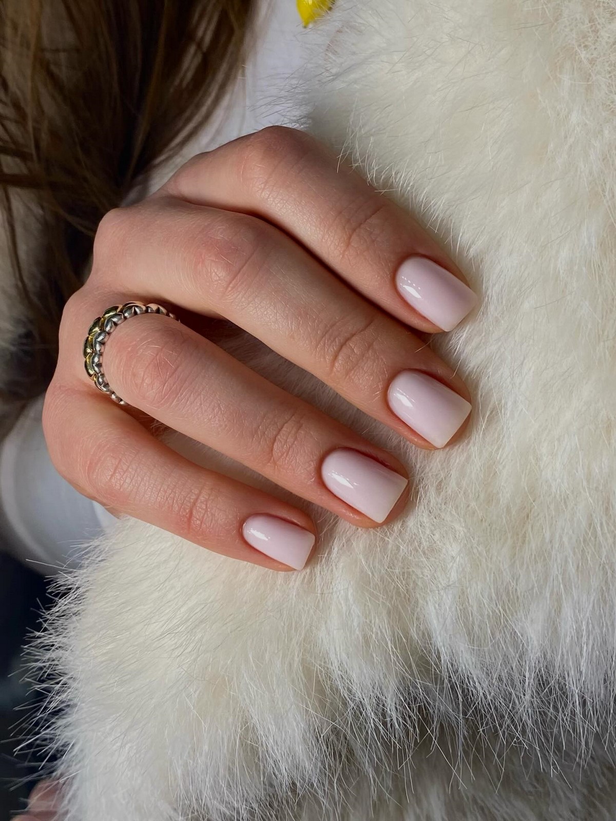 Нежный маникюр без дизайна: оттенки, которые выглядят аккуратно и стильно