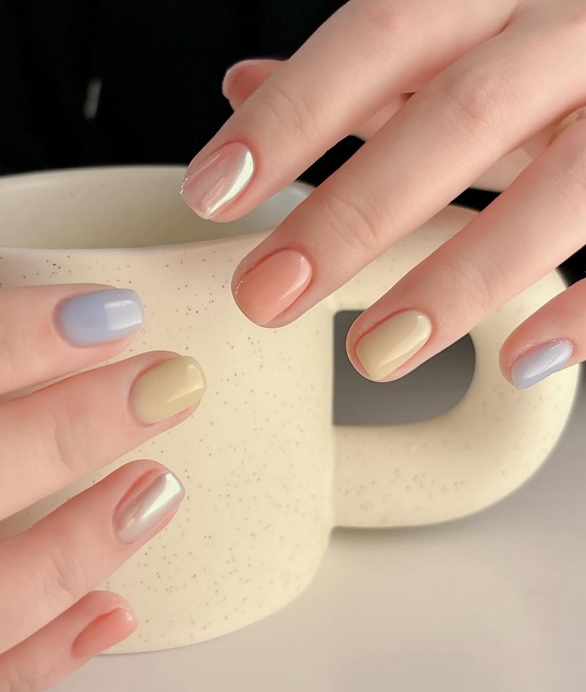 Нежный маникюр без дизайна: оттенки, которые выглядят аккуратно и стильно
