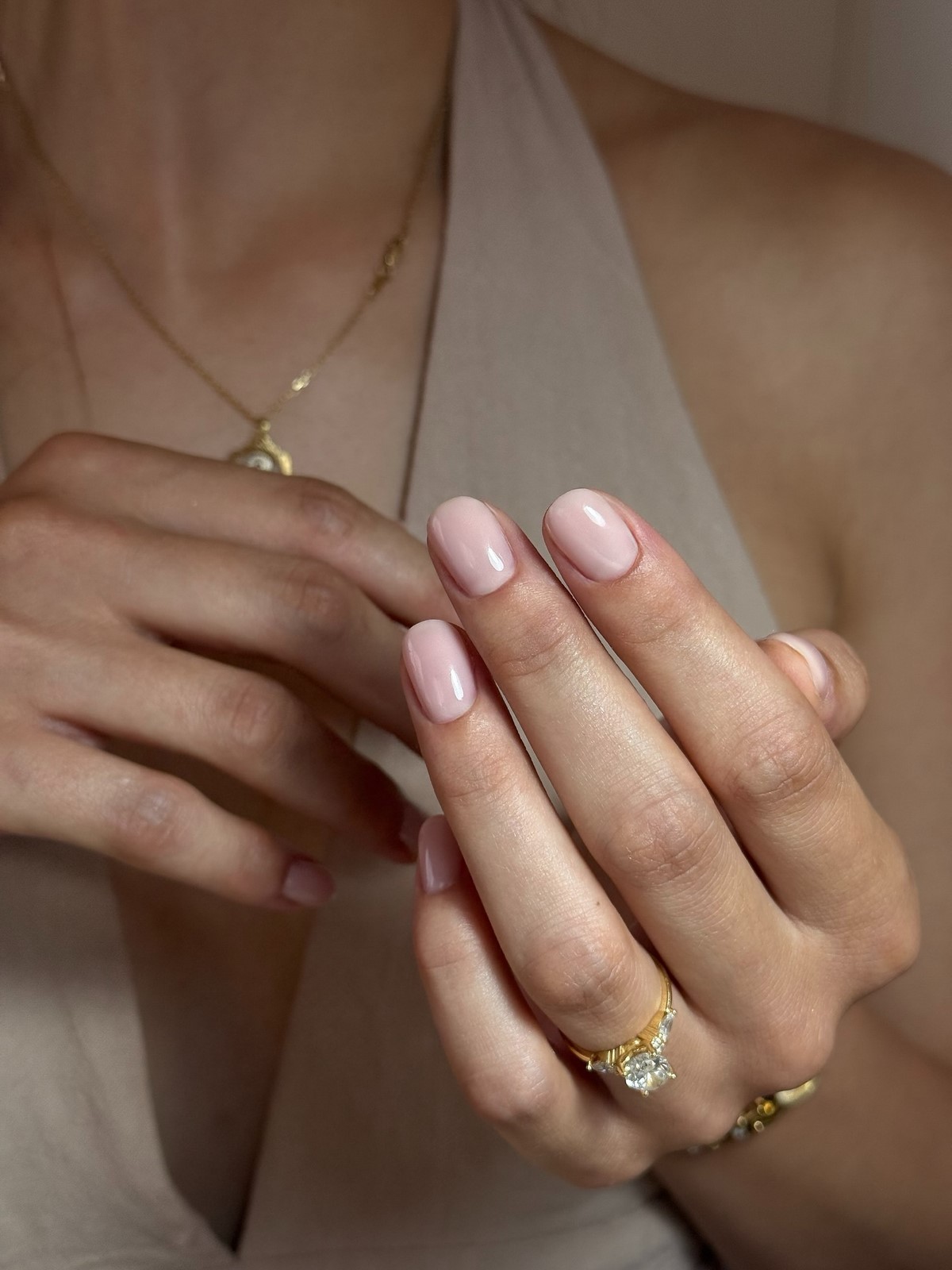 Нежный маникюр без дизайна: оттенки, которые выглядят аккуратно и стильно