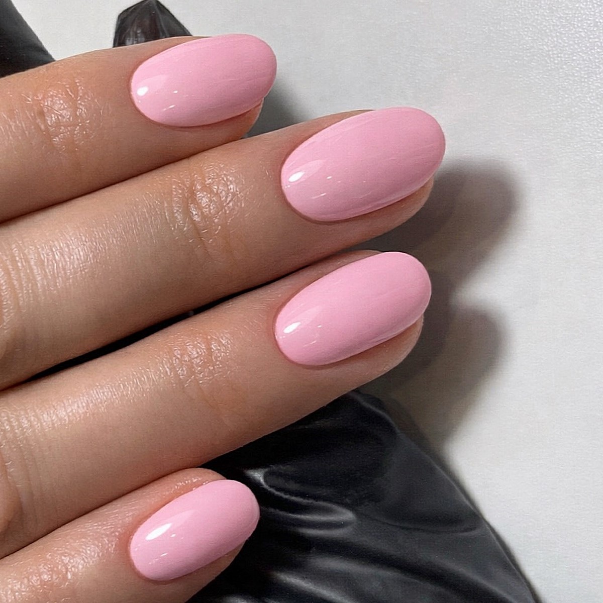 Нежный маникюр без дизайна: оттенки, которые выглядят аккуратно и стильно