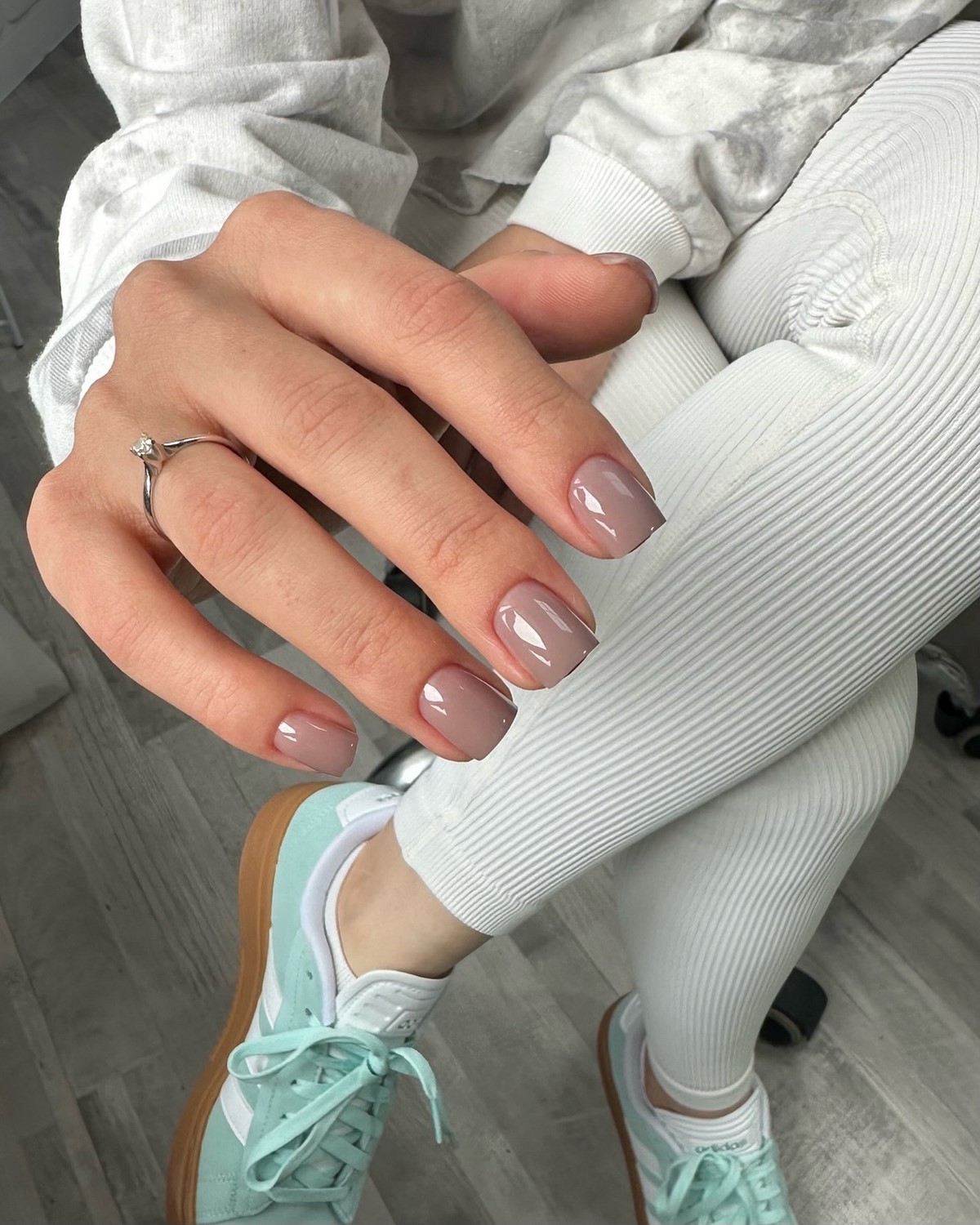 Нежный маникюр без дизайна: оттенки, которые выглядят аккуратно и стильно