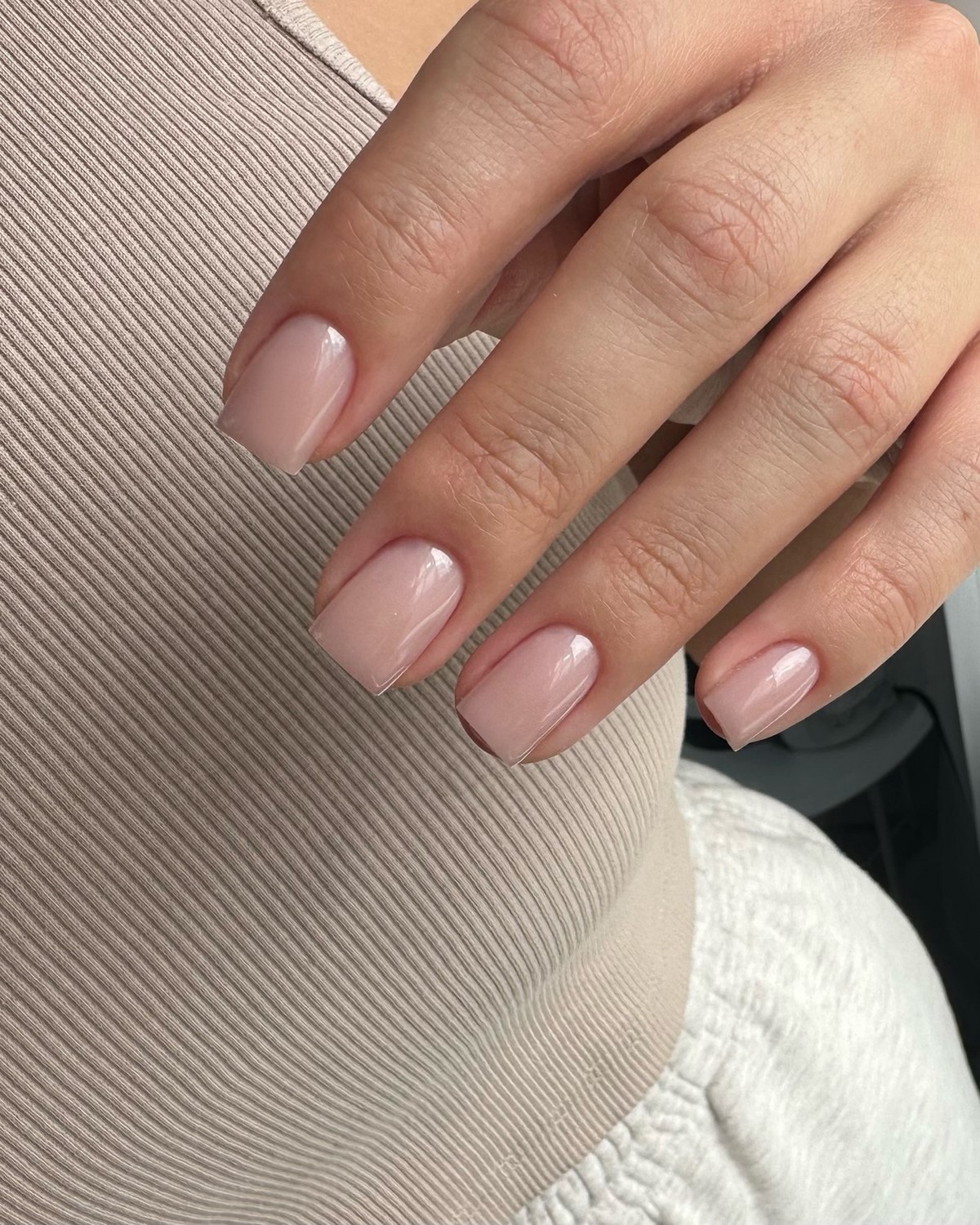 Нежный маникюр без дизайна: оттенки, которые выглядят аккуратно и стильно