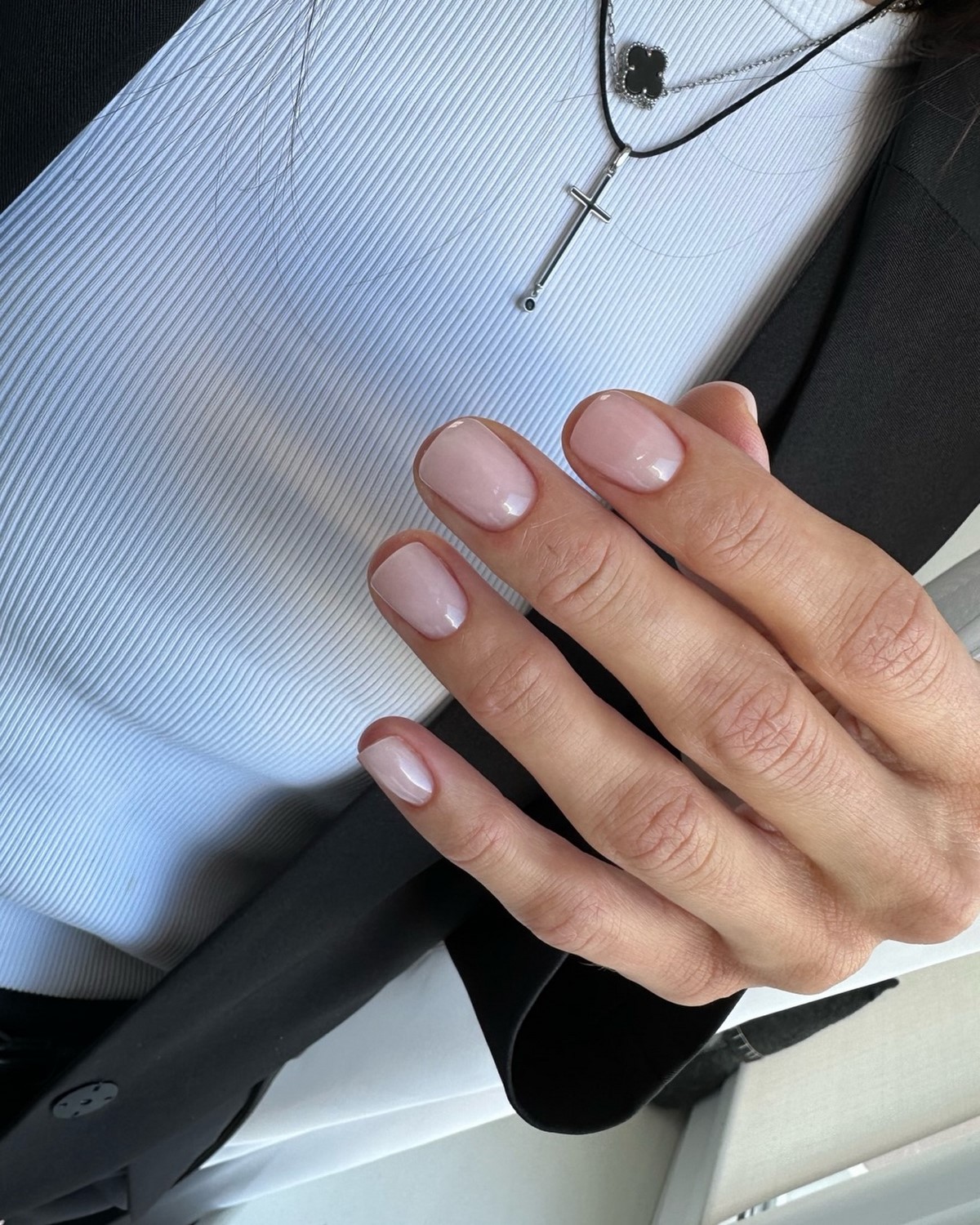 Нежный маникюр без дизайна: оттенки, которые выглядят аккуратно и стильно