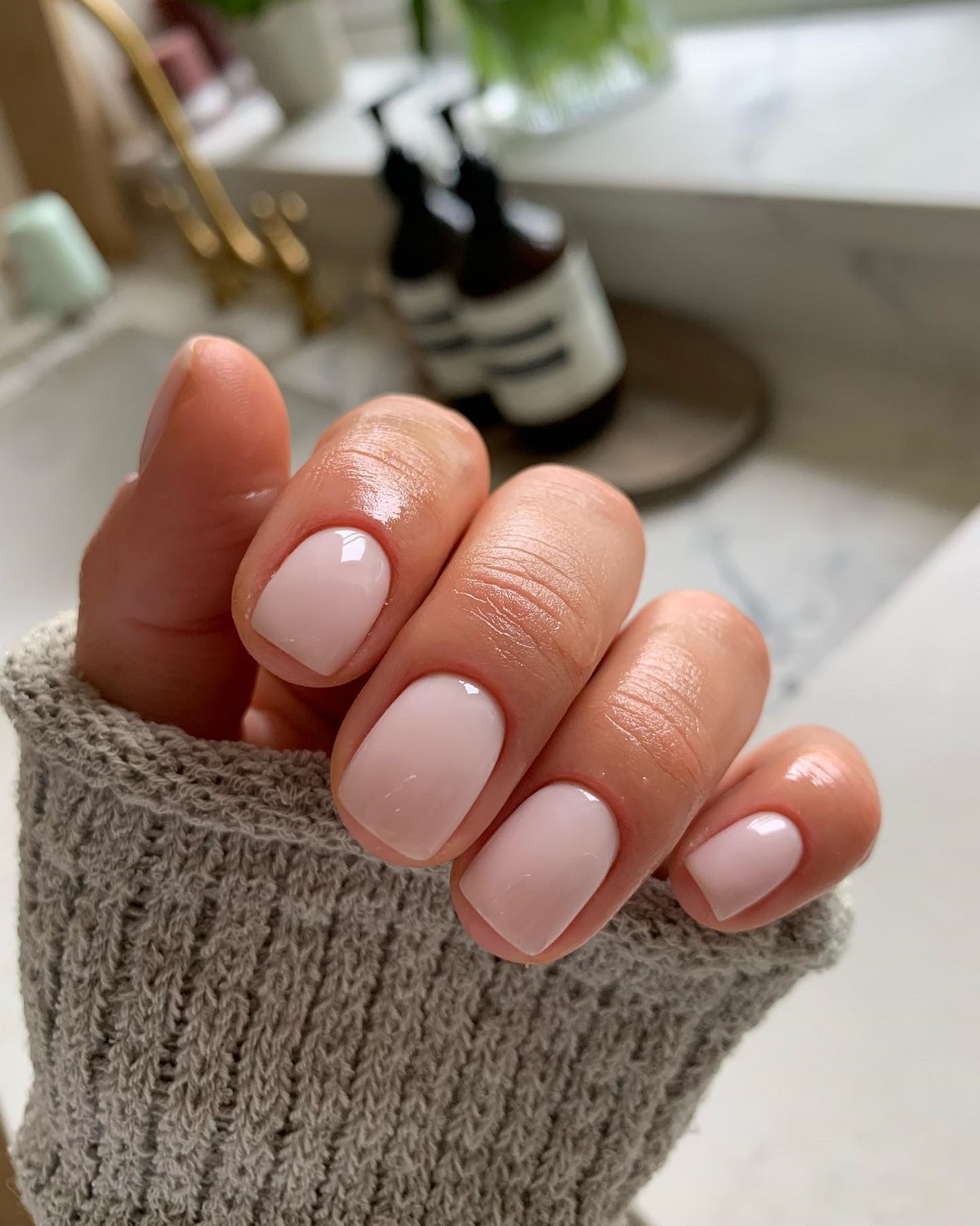 Нежный маникюр без дизайна: оттенки, которые выглядят аккуратно и стильно