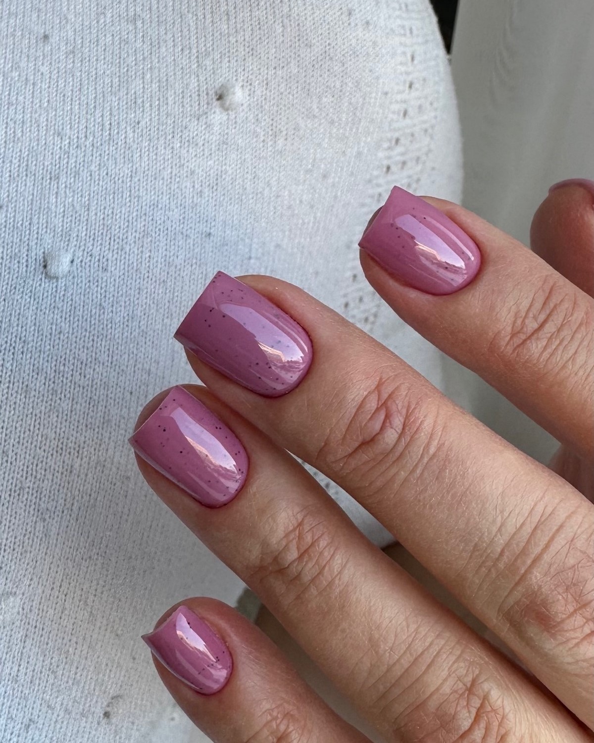 Нежный маникюр без дизайна: оттенки, которые выглядят аккуратно и стильно