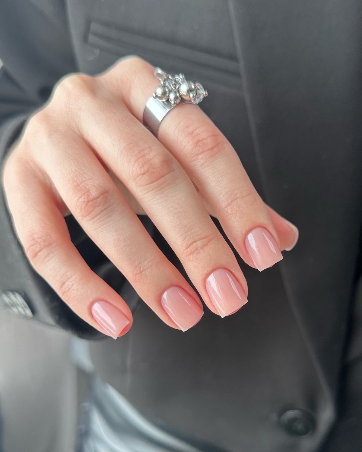 Нежный маникюр без дизайна: оттенки, которые выглядят аккуратно и стильно