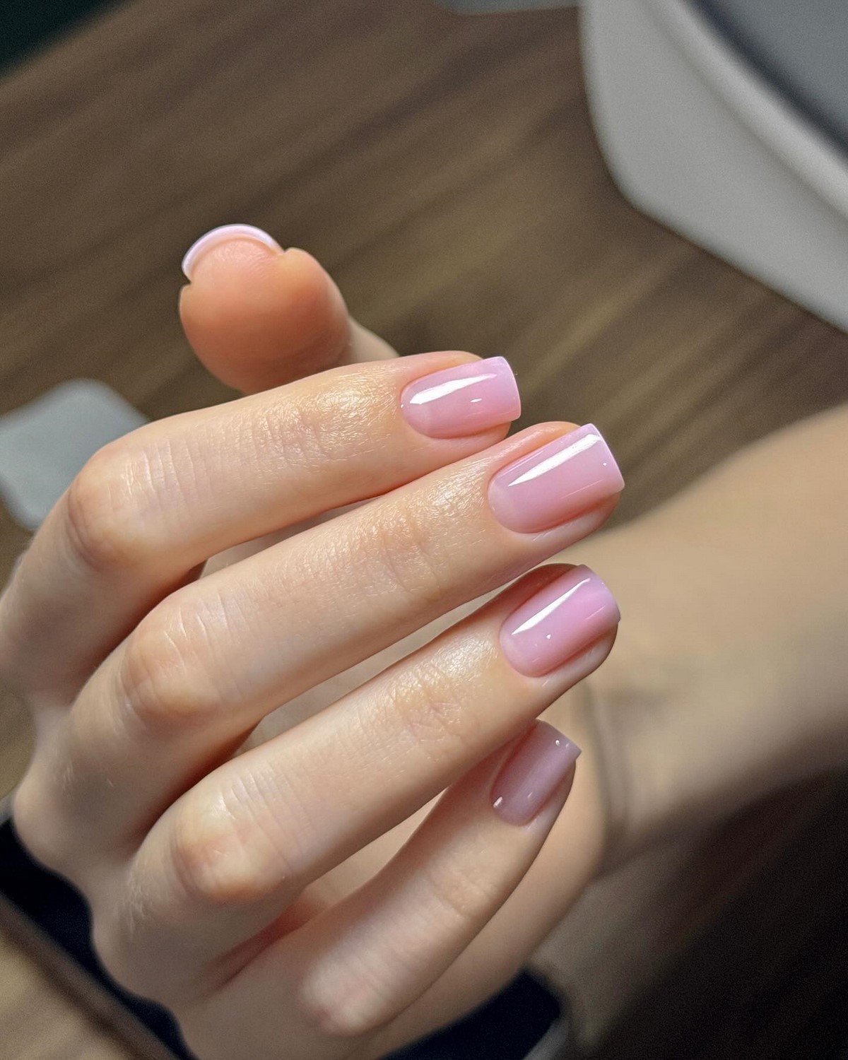 Нежный маникюр без дизайна: оттенки, которые выглядят аккуратно и стильно