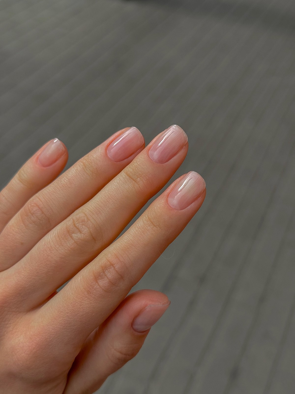 Нежный маникюр без дизайна: оттенки, которые выглядят аккуратно и стильно