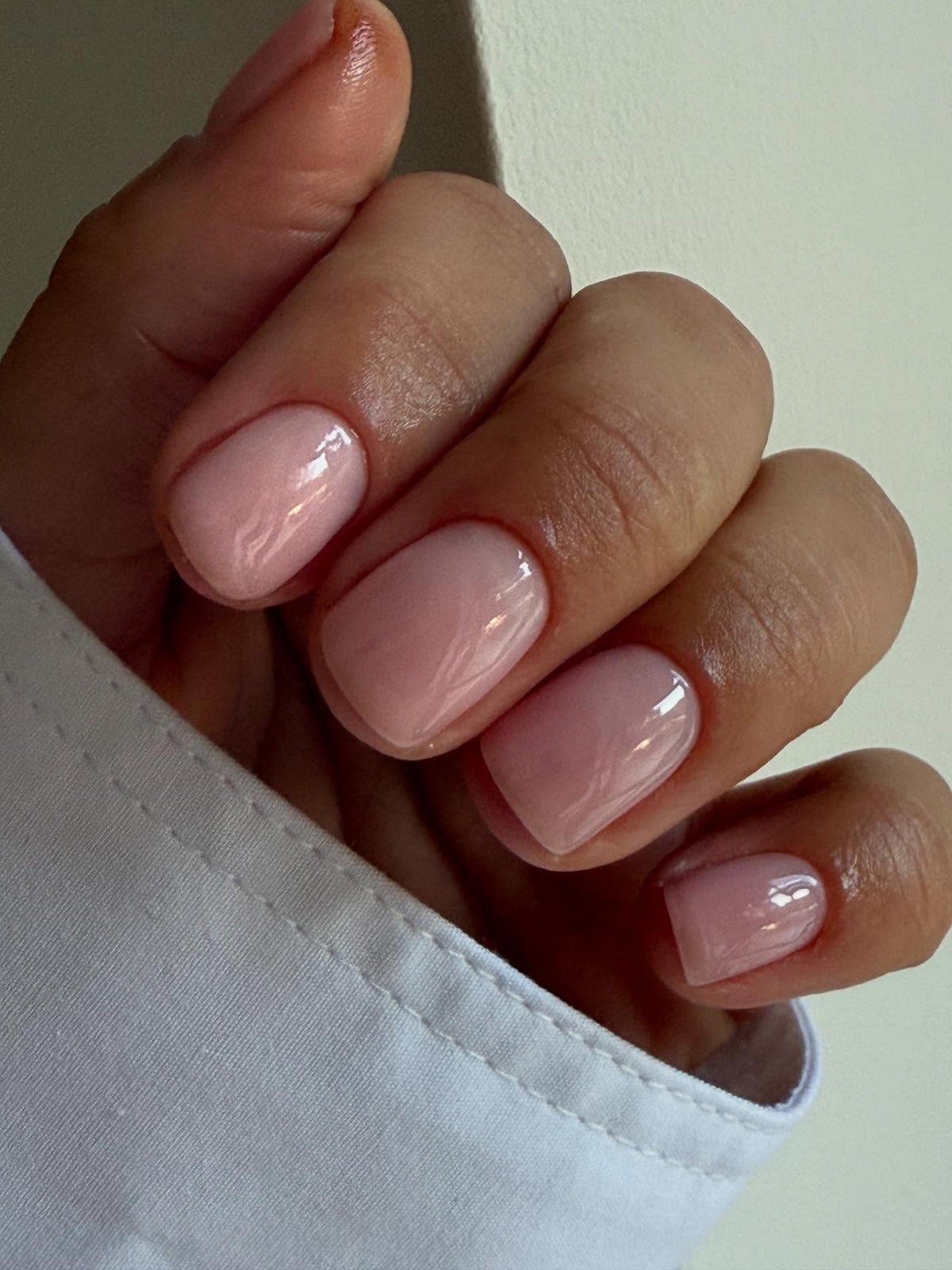 Нежный маникюр без дизайна: оттенки, которые выглядят аккуратно и стильно