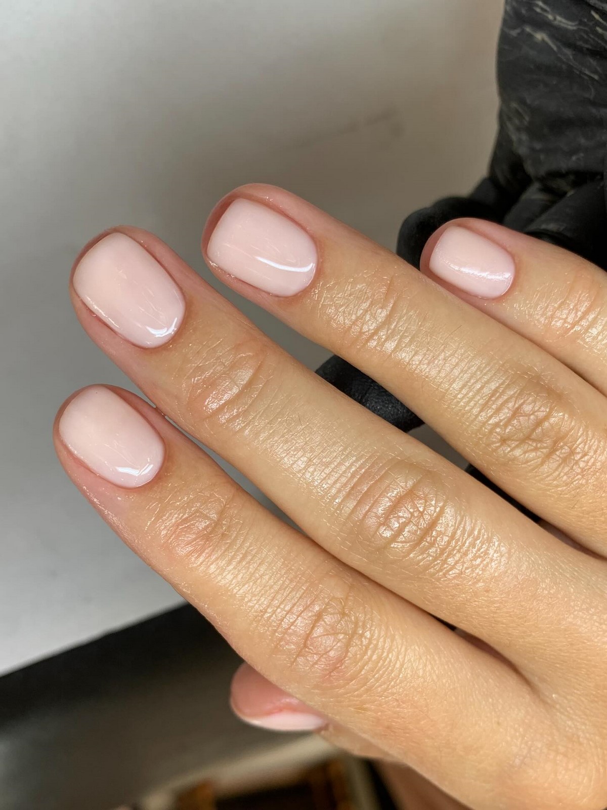 Нежный маникюр без дизайна: оттенки, которые выглядят аккуратно и стильно