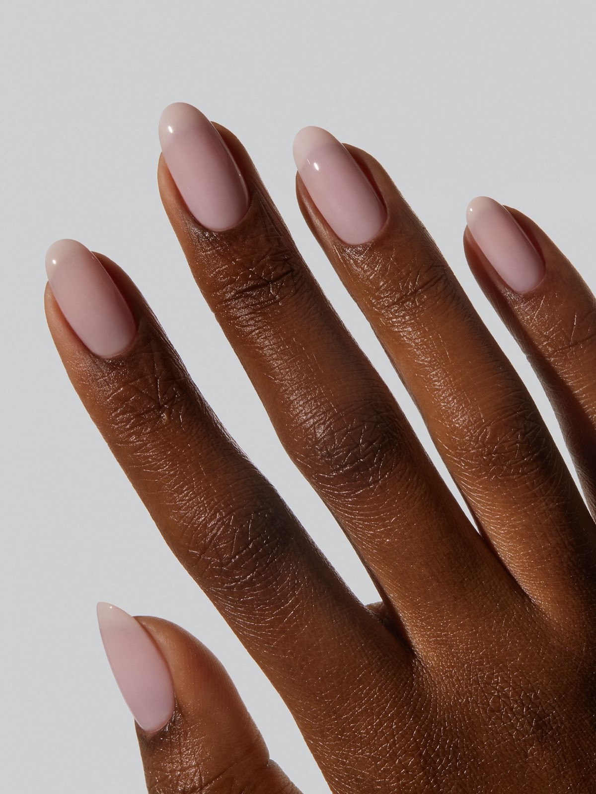 Нежный маникюр: оттенки, которые делают руки визуально моложе