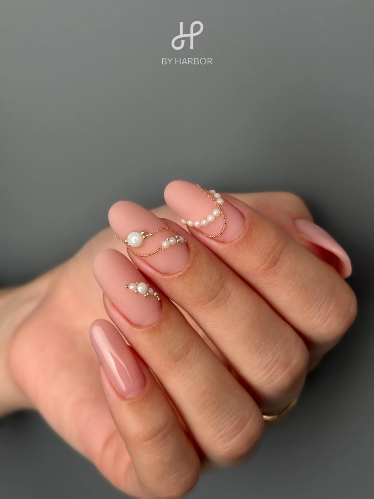 Нежный маникюр: оттенки, которые делают руки визуально моложе