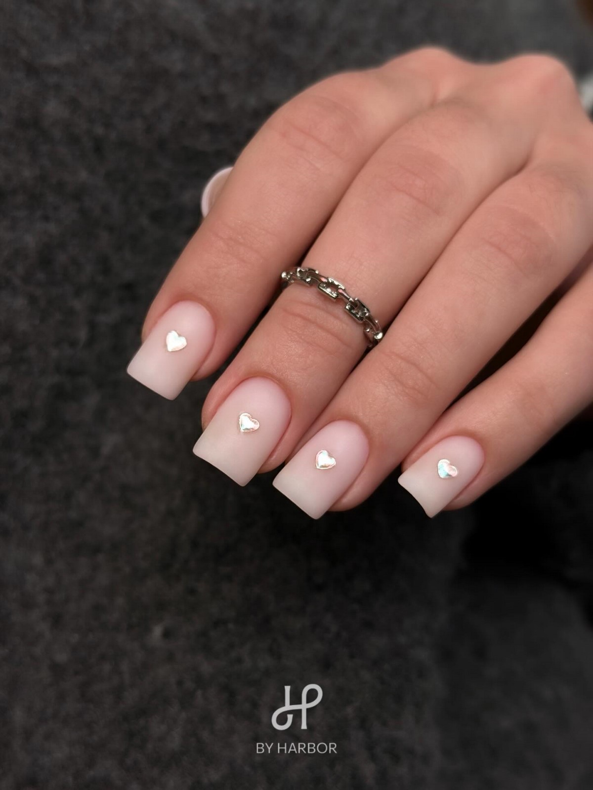 Нежный маникюр: оттенки, которые делают руки визуально моложе