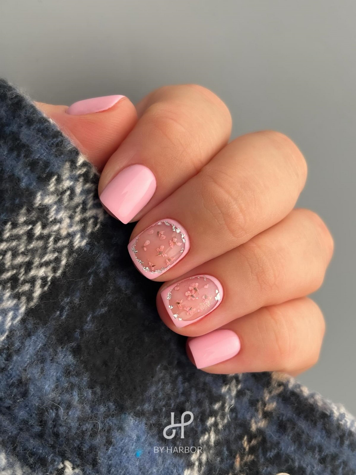 Нежный маникюр: оттенки, которые делают руки визуально моложе