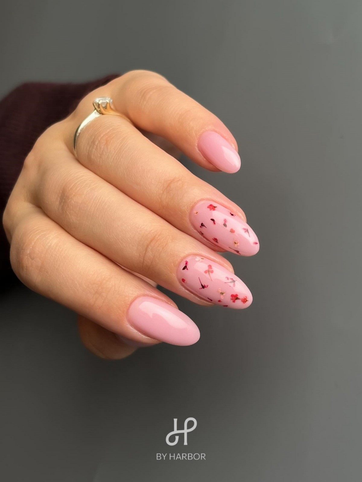 Нежный маникюр: оттенки, которые делают руки визуально моложе