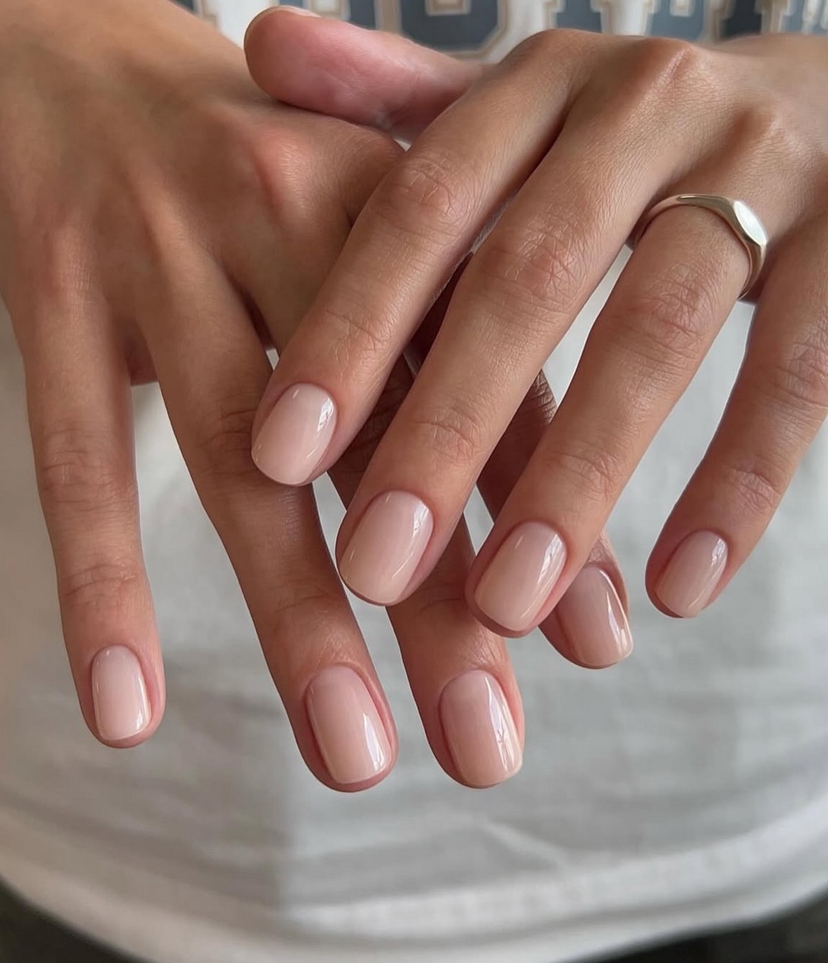 Нежный маникюр: оттенки, которые делают руки визуально моложе