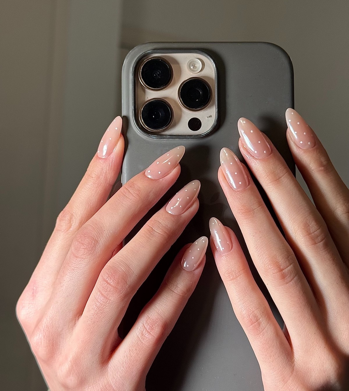 Нежный маникюр: оттенки, которые делают руки визуально моложе