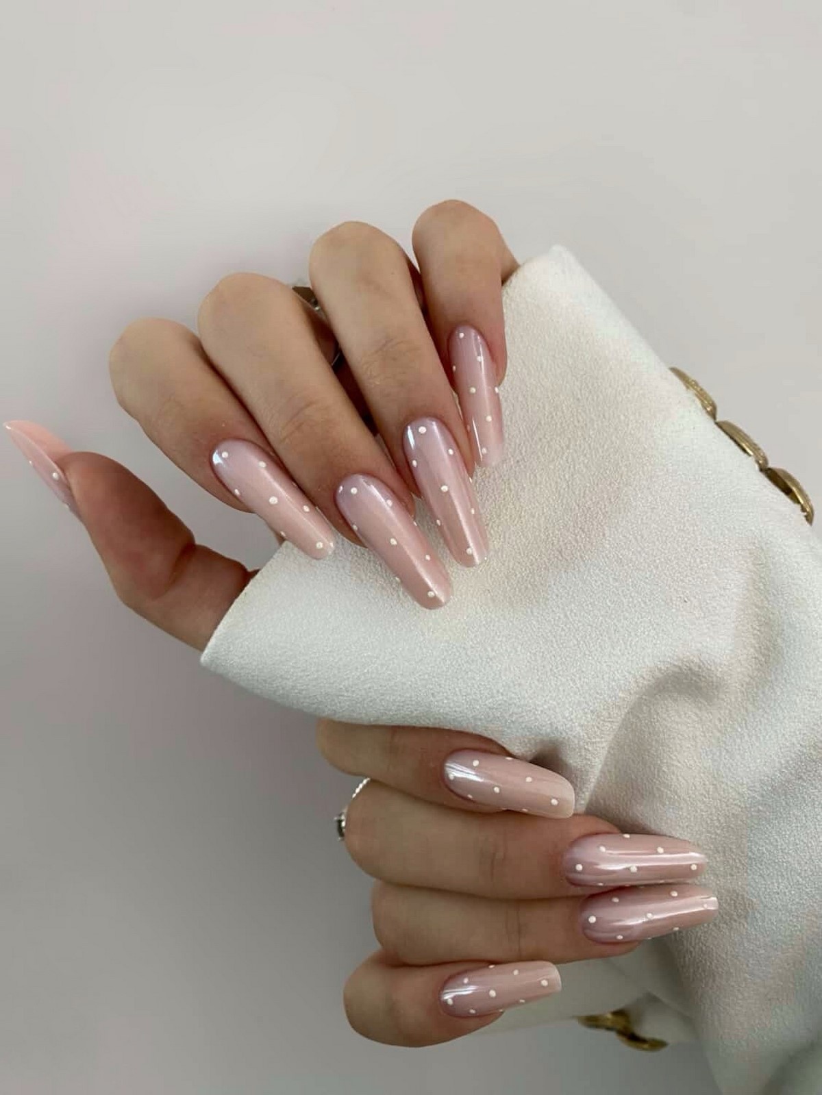 Нежный маникюр: оттенки, которые делают руки визуально моложе