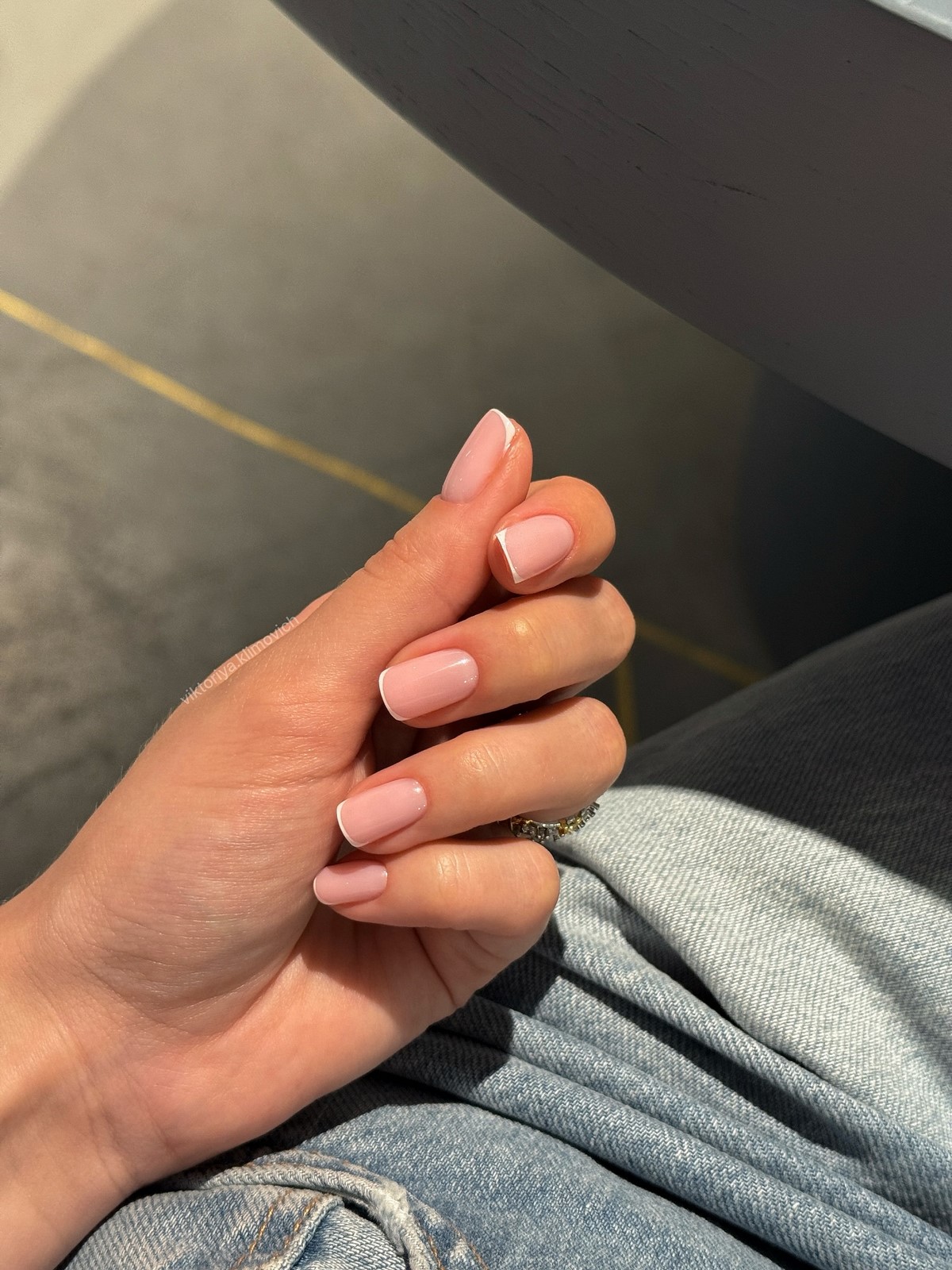 Нежный маникюр: оттенки, которые делают руки визуально моложе