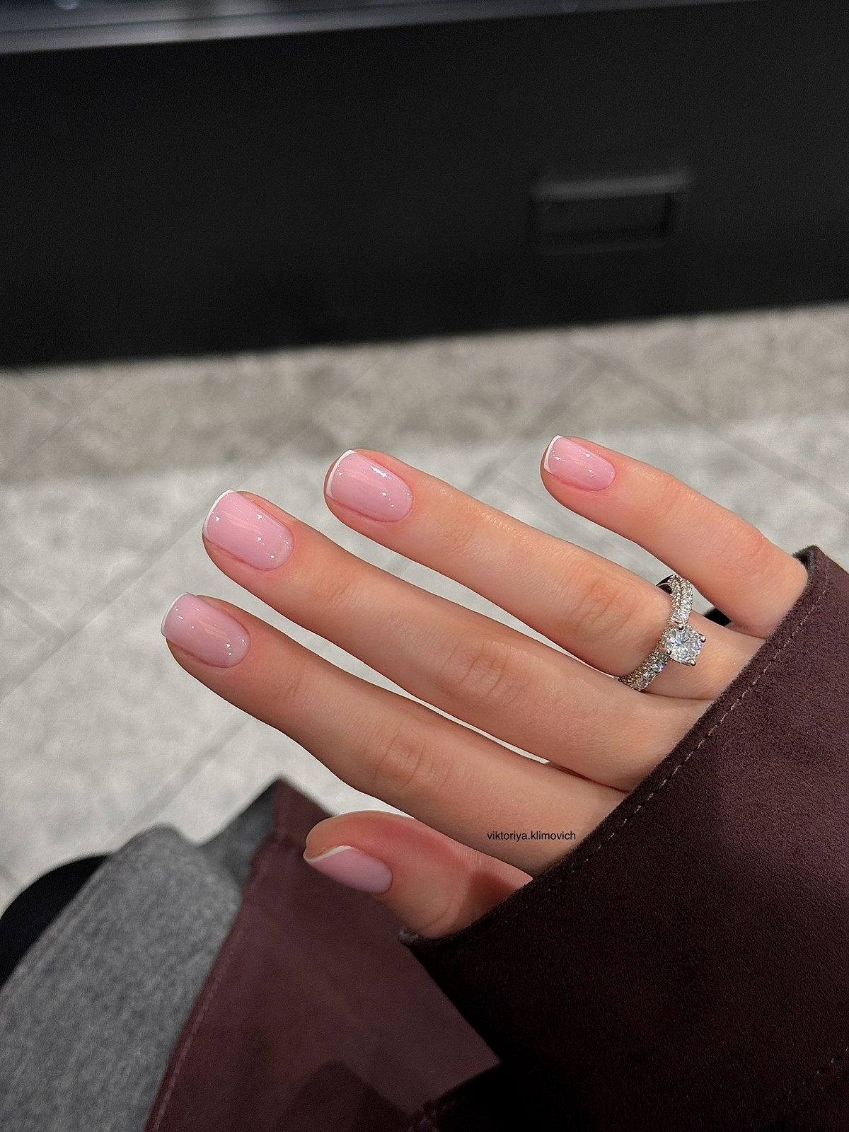 Нежный маникюр: оттенки, которые делают руки визуально моложе