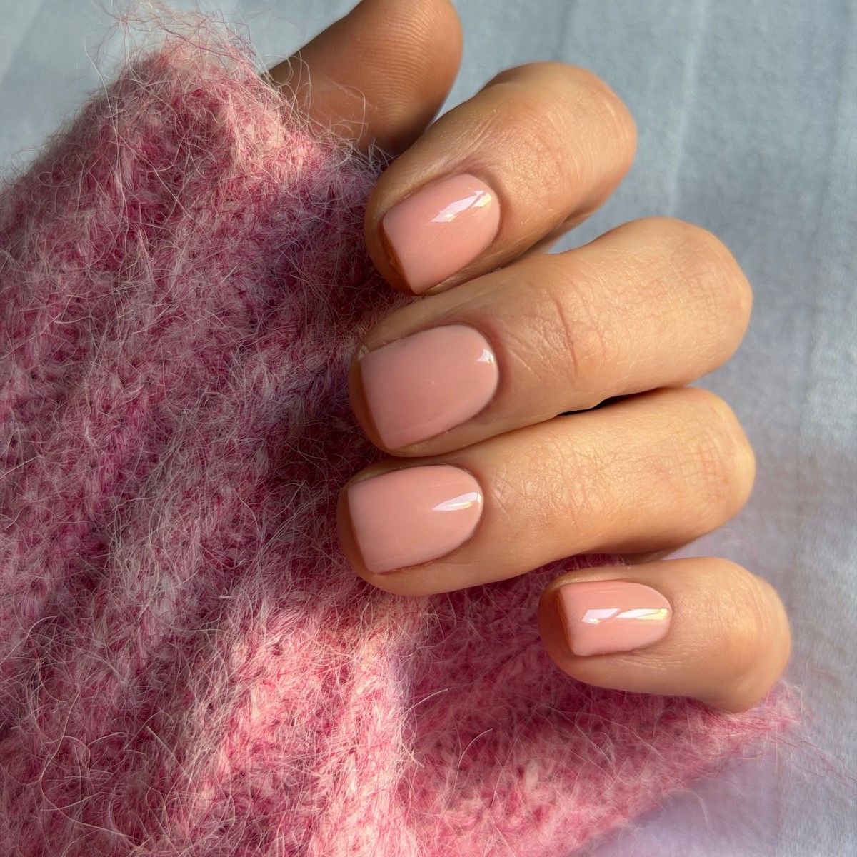 Нежный маникюр: оттенки, которые делают руки визуально моложе