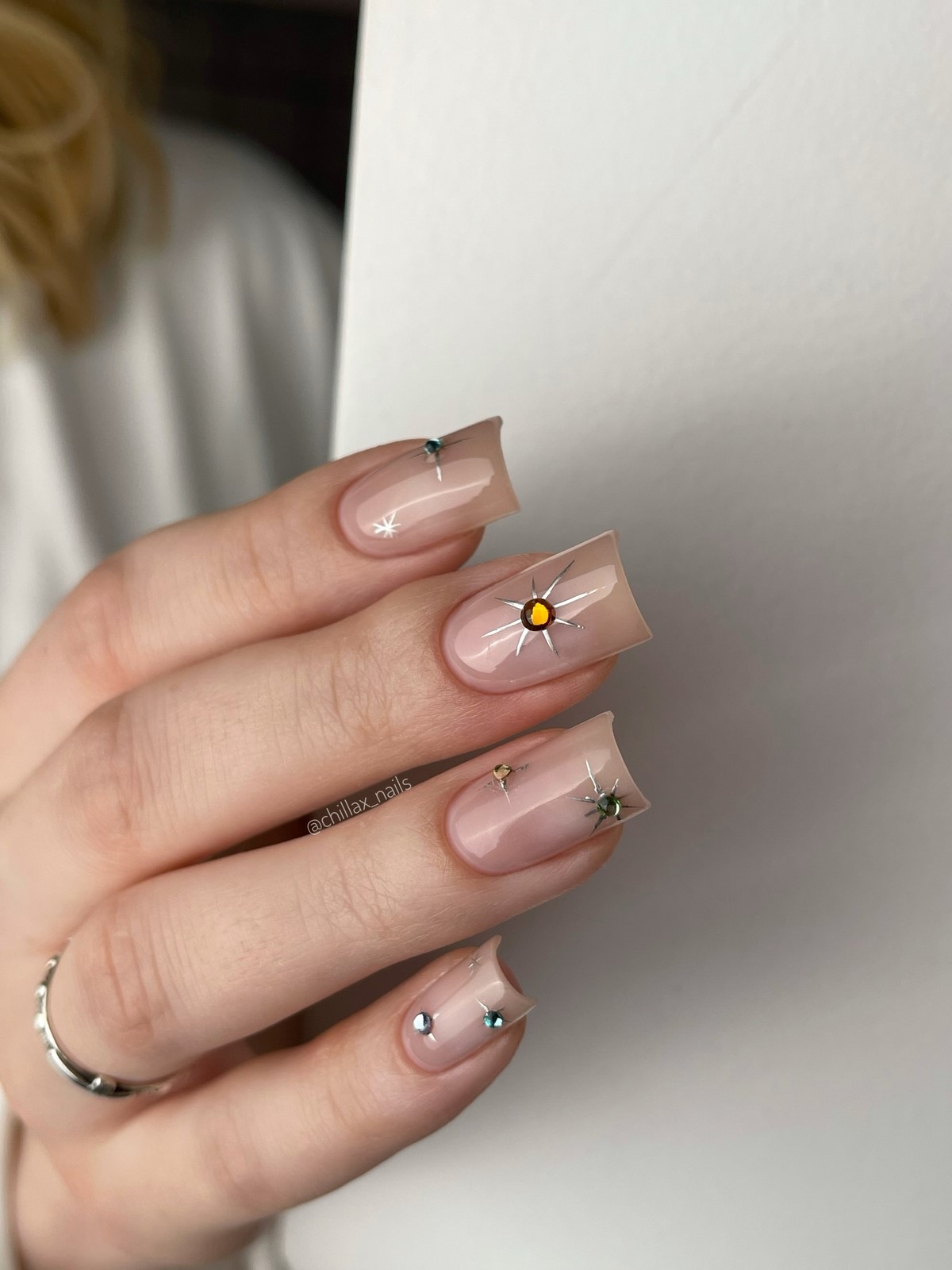 Нежный маникюр: оттенки, которые делают руки визуально моложе