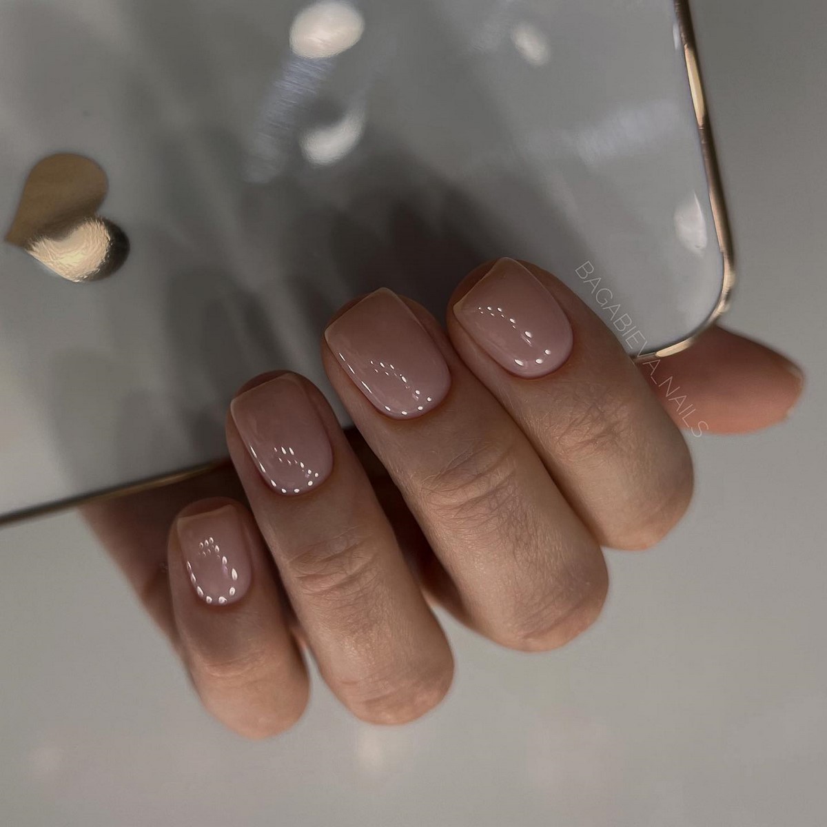 Почему полупрозрачный маникюр весной выглядит дороже