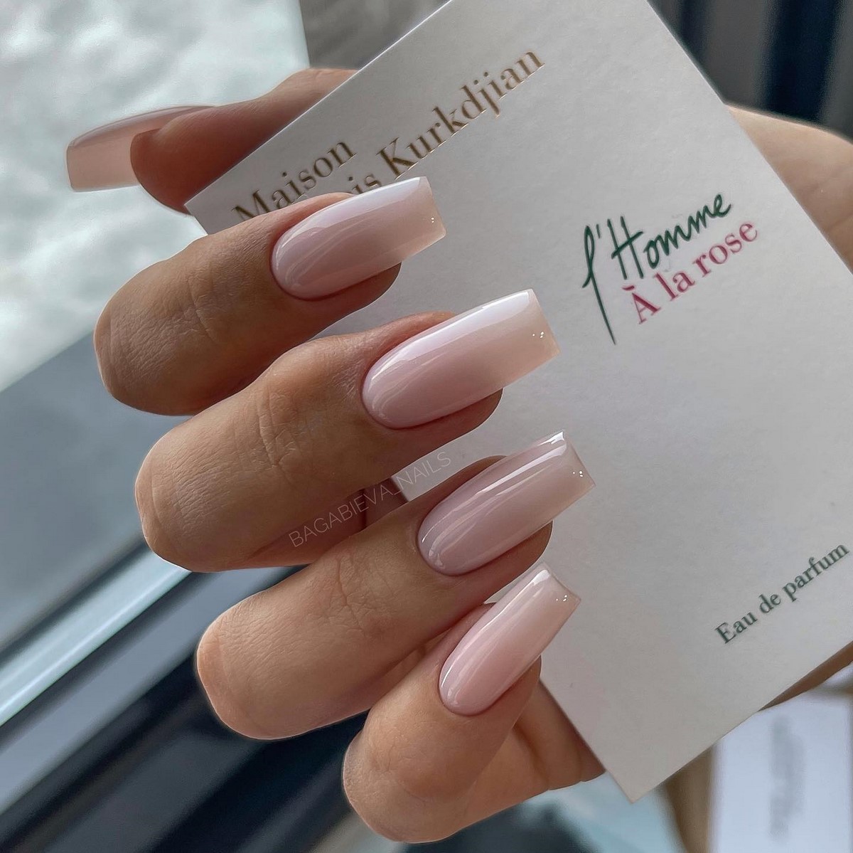 Почему полупрозрачный маникюр весной выглядит дороже