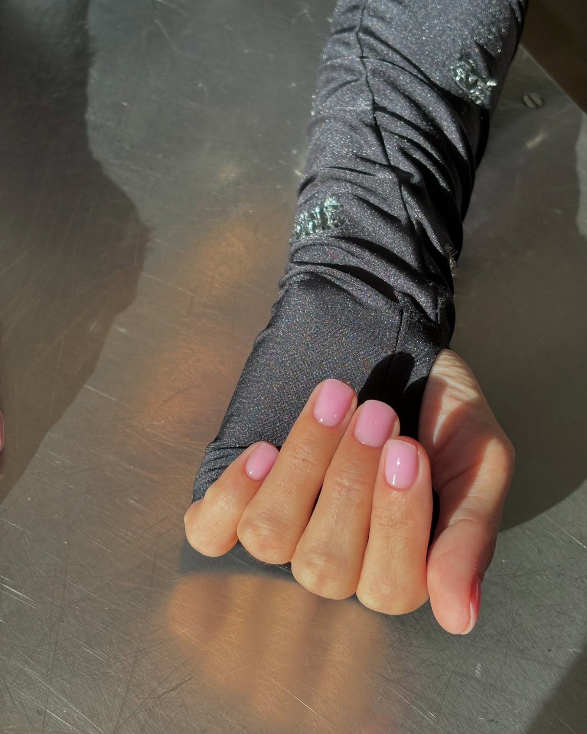 Почему полупрозрачный маникюр весной выглядит дороже