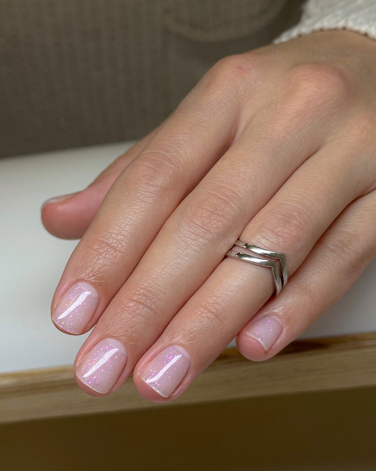 Почему полупрозрачный маникюр весной выглядит дороже