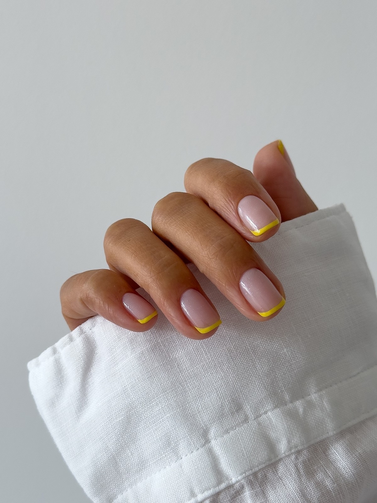 Почему полупрозрачный маникюр весной выглядит дороже