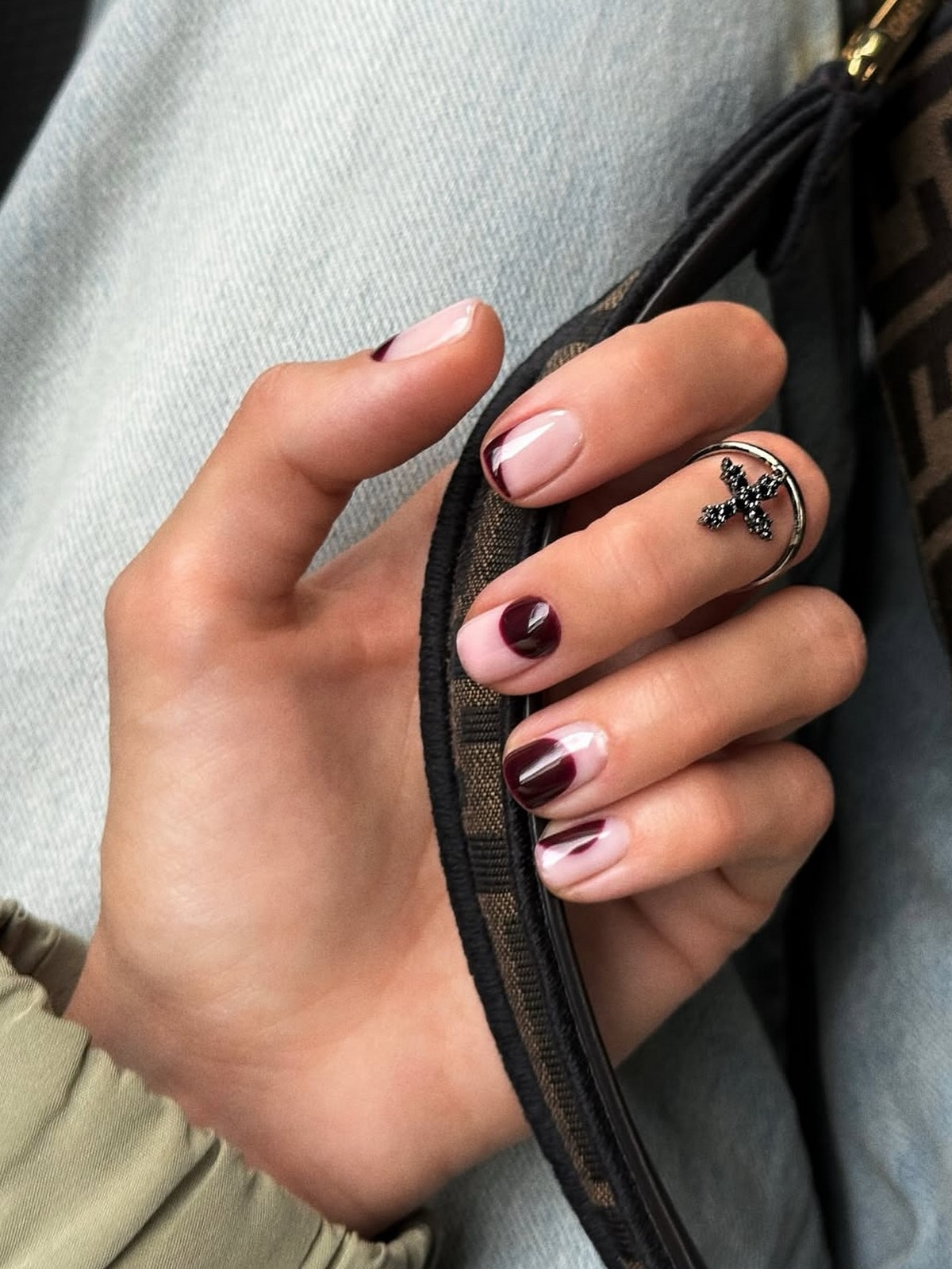 Почему полупрозрачный маникюр весной выглядит дороже