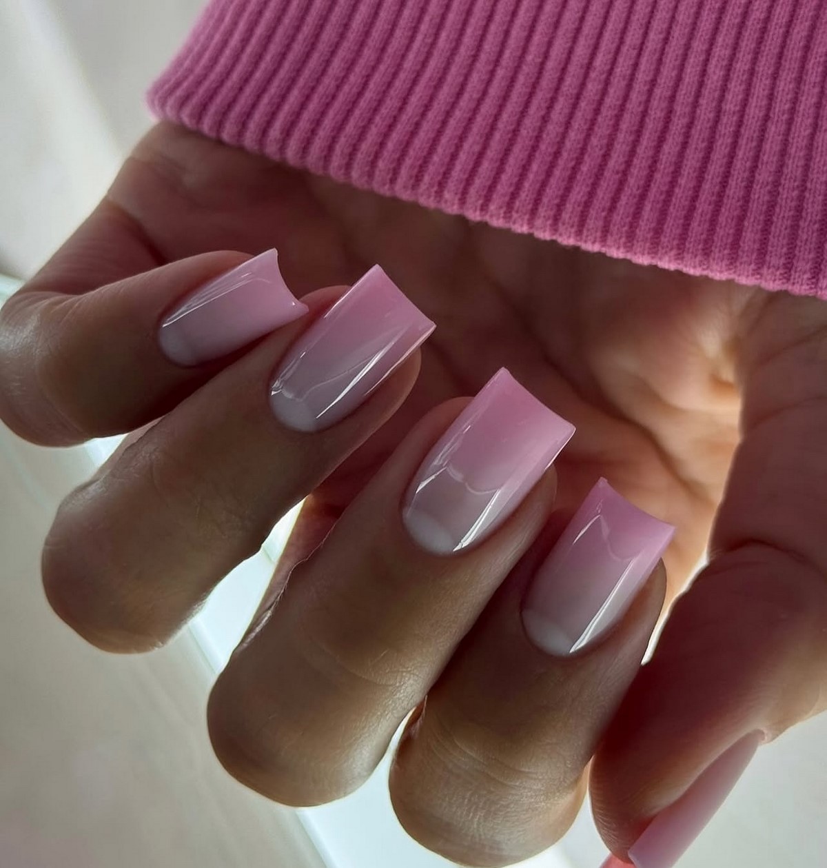 Почему полупрозрачный маникюр весной выглядит дороже