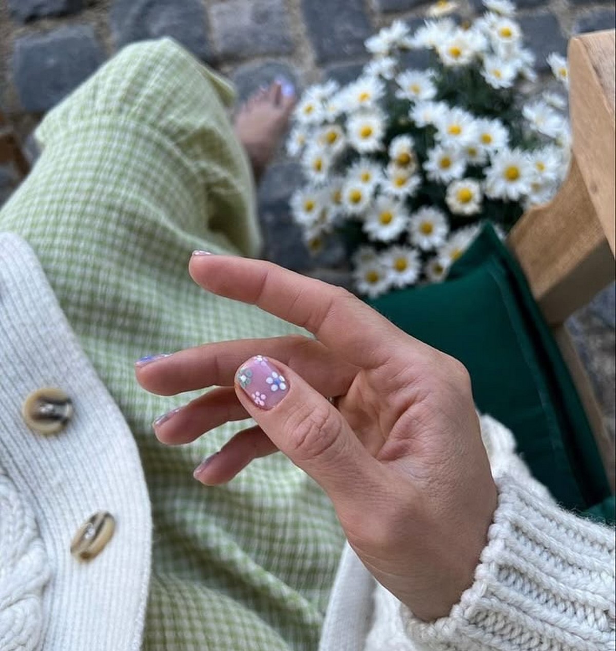 Почему полупрозрачный маникюр весной выглядит дороже