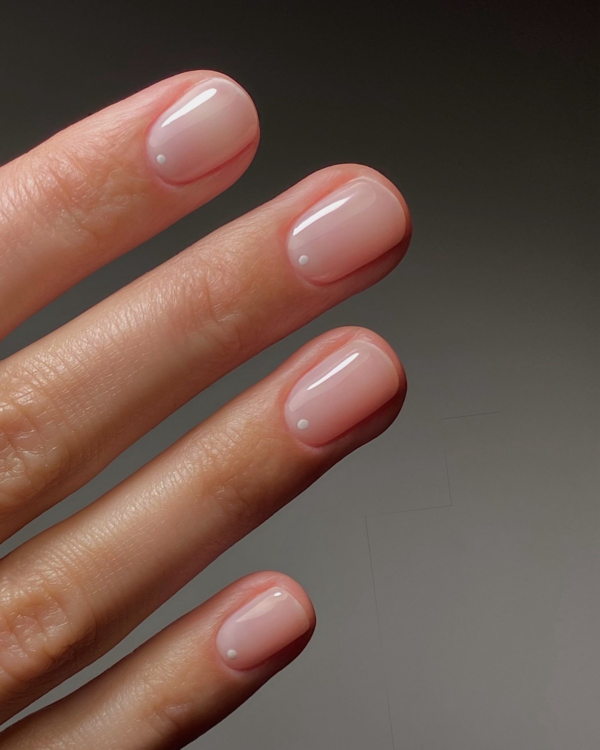 Почему полупрозрачный маникюр весной выглядит дороже