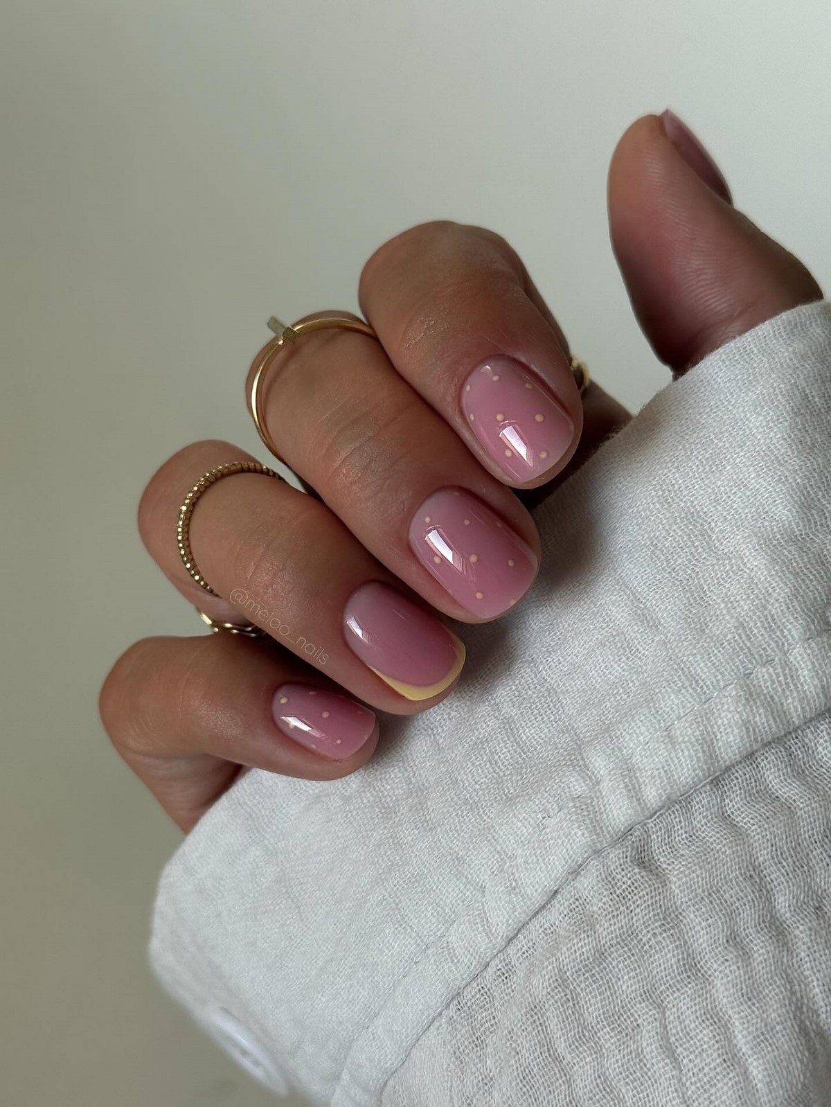 Почему полупрозрачный маникюр весной выглядит дороже