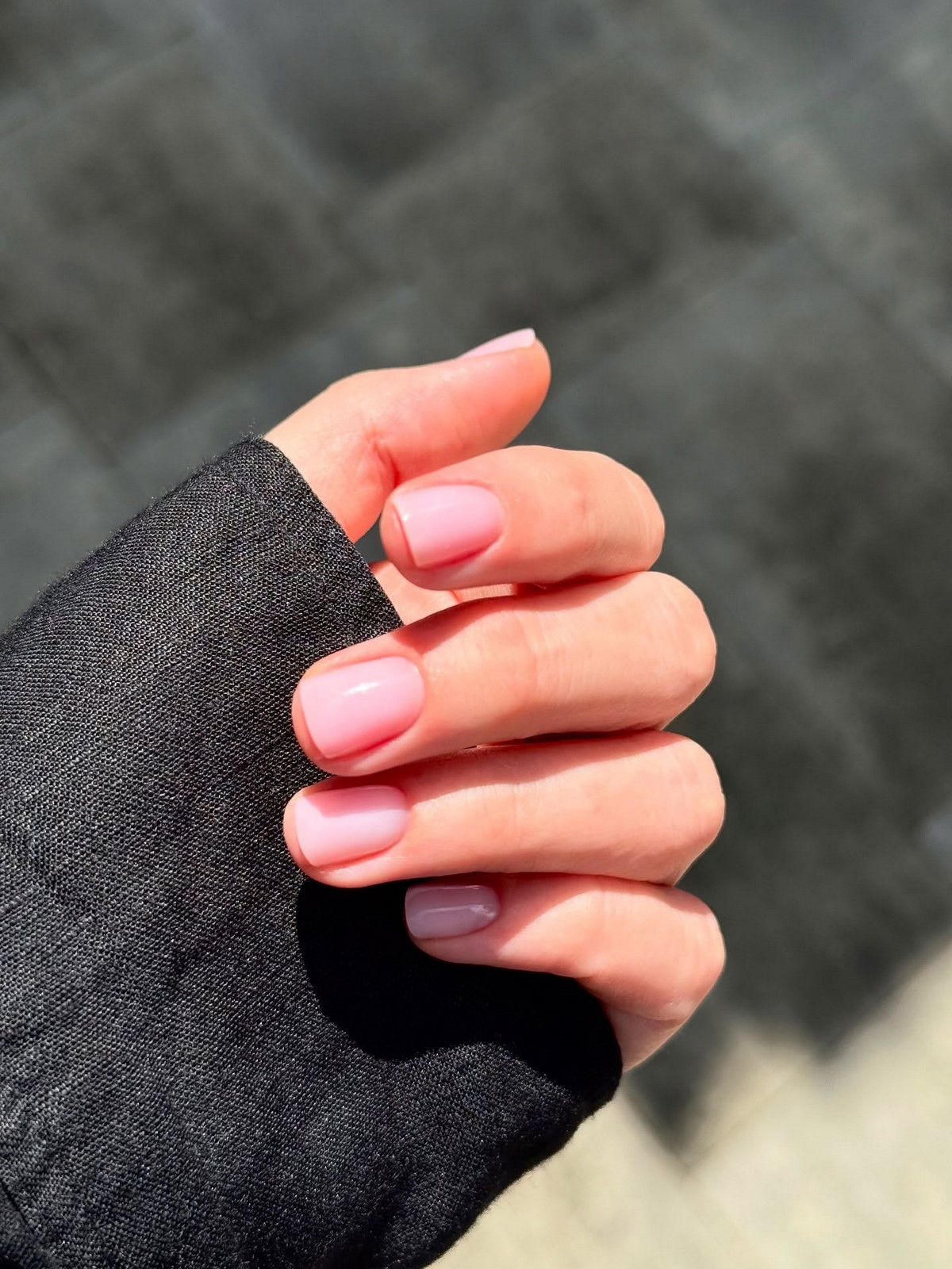 Почему полупрозрачный маникюр весной выглядит дороже