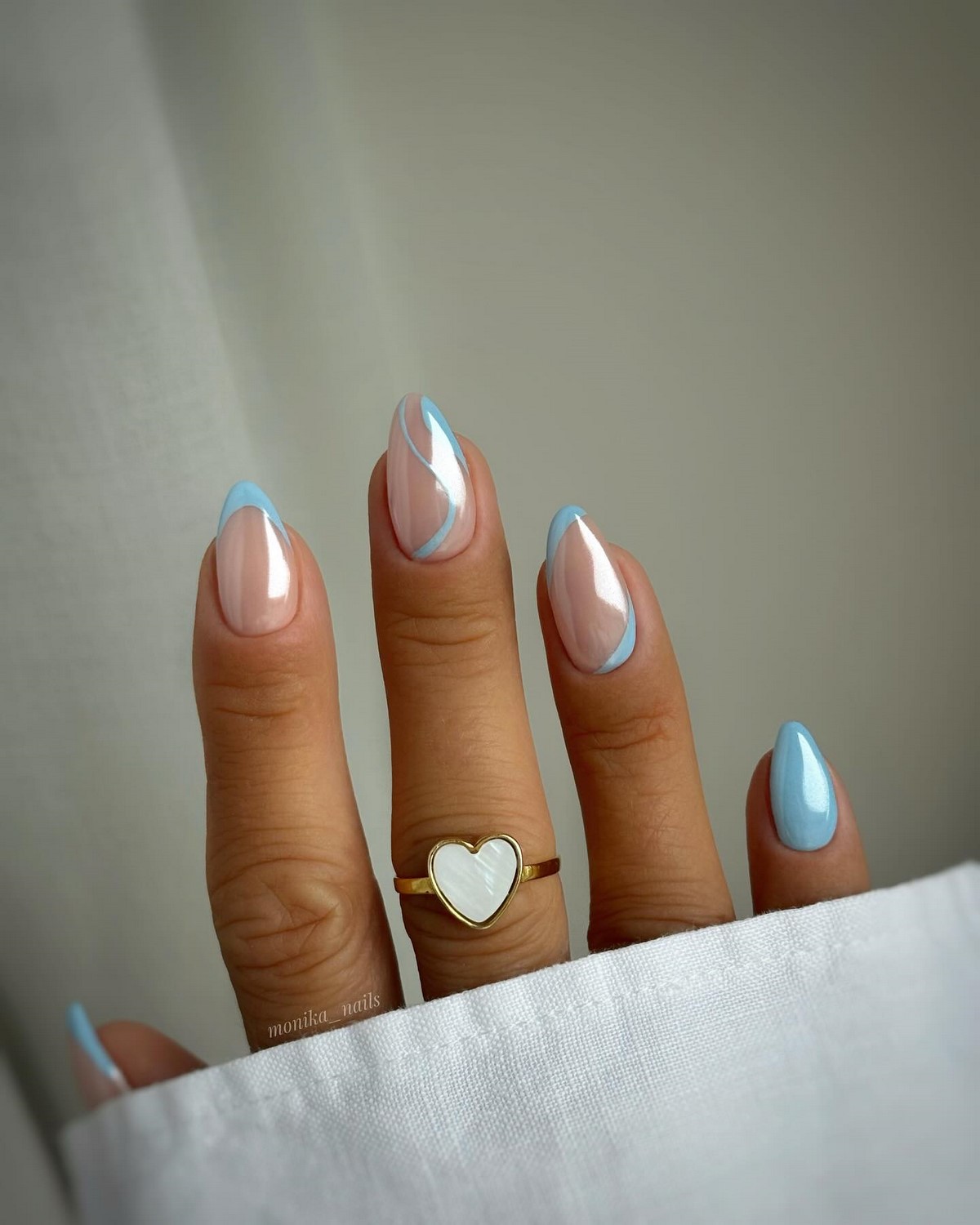 Почему полупрозрачный маникюр весной выглядит дороже