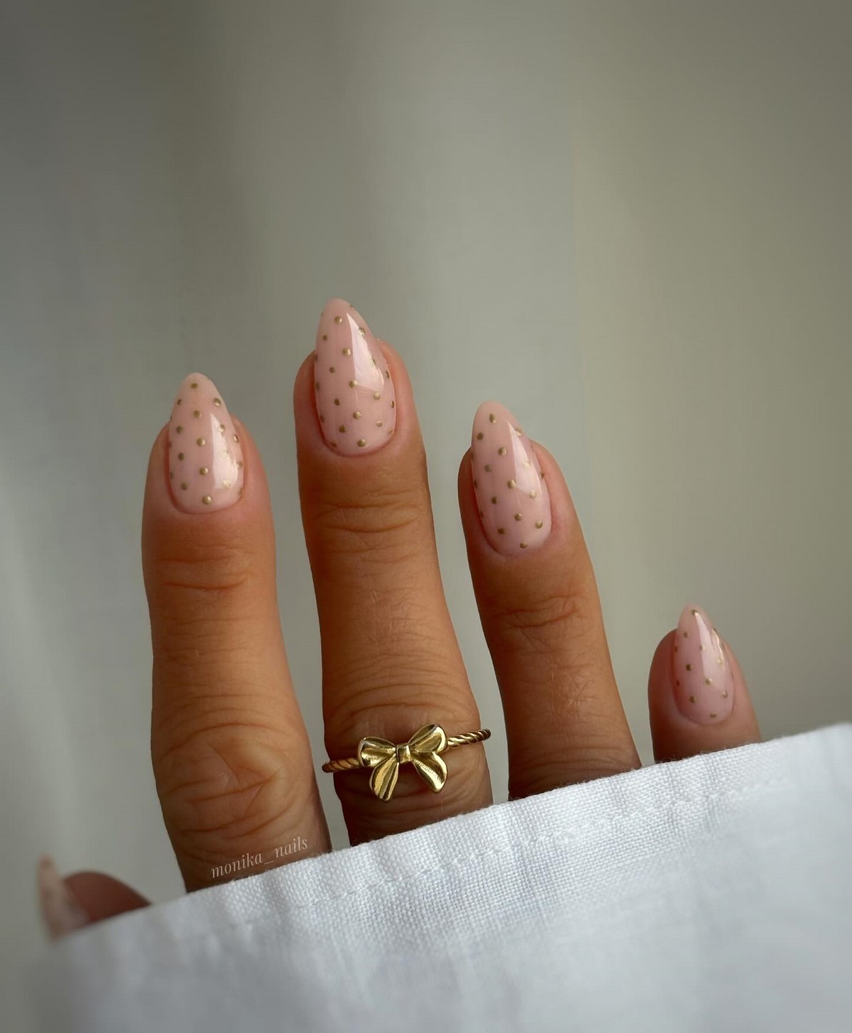 Почему полупрозрачный маникюр весной выглядит дороже