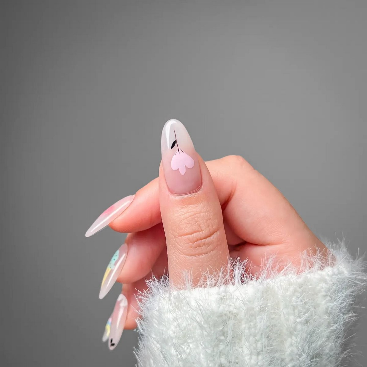 Почему полупрозрачный маникюр весной выглядит дороже