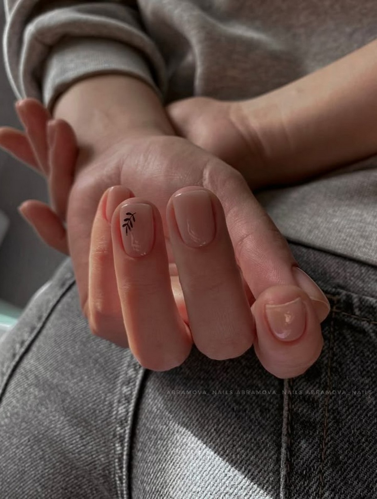 Почему полупрозрачный маникюр весной выглядит дороже