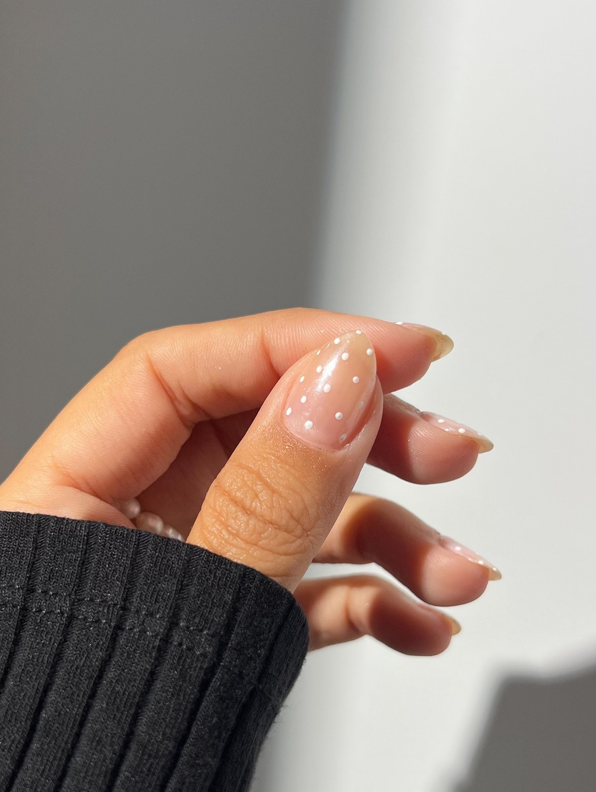 Почему полупрозрачный маникюр весной выглядит дороже