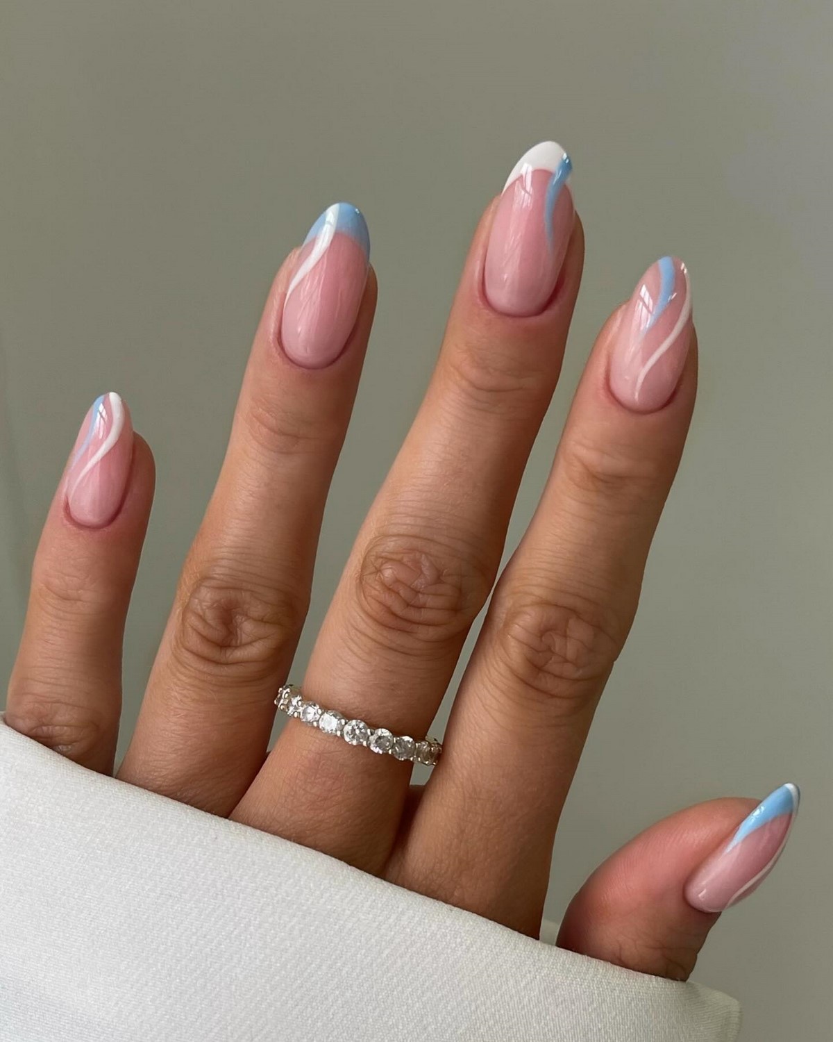 Почему полупрозрачный маникюр весной выглядит дороже