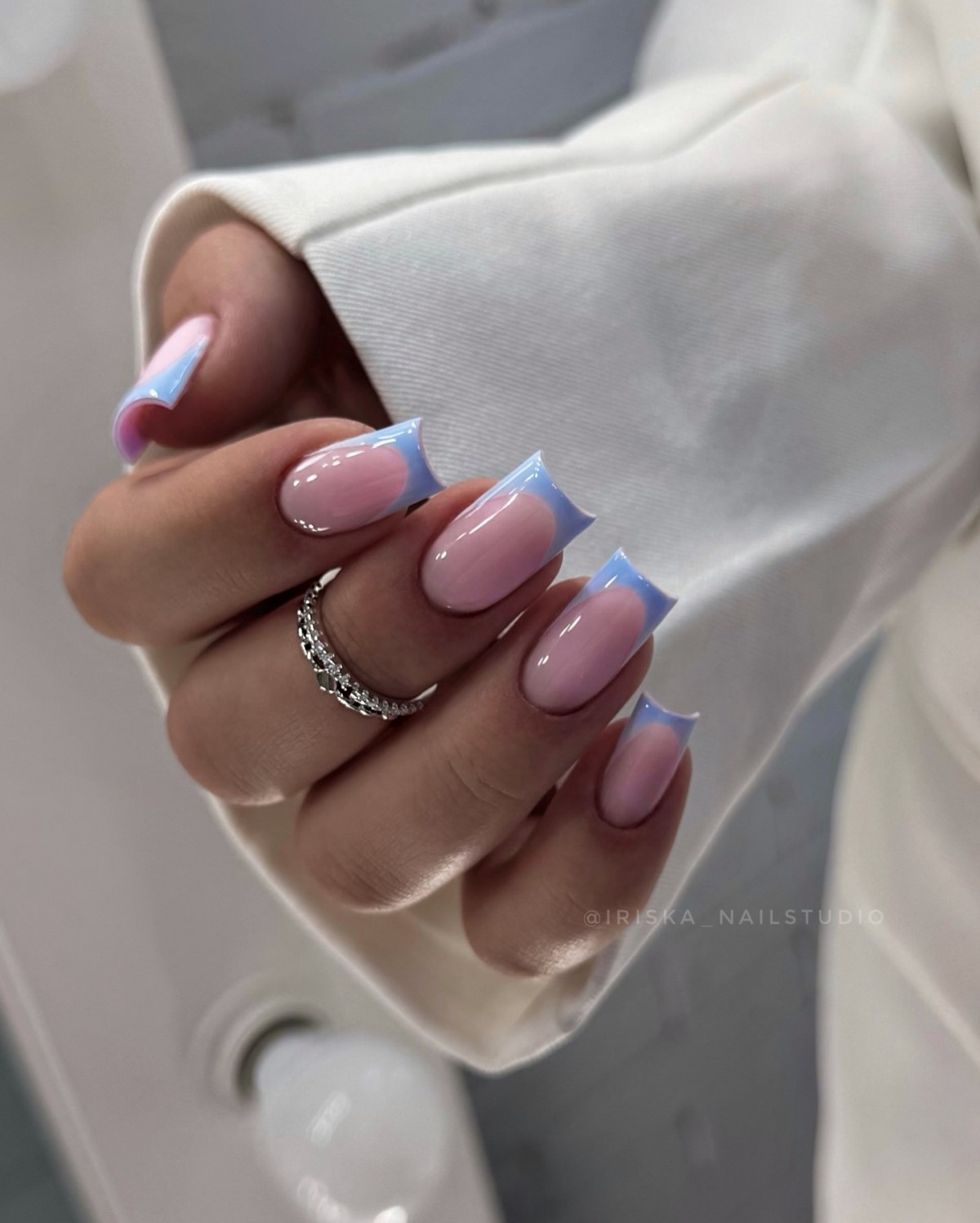 Весенний френч на апрель 2026: свежие формы вместо классики